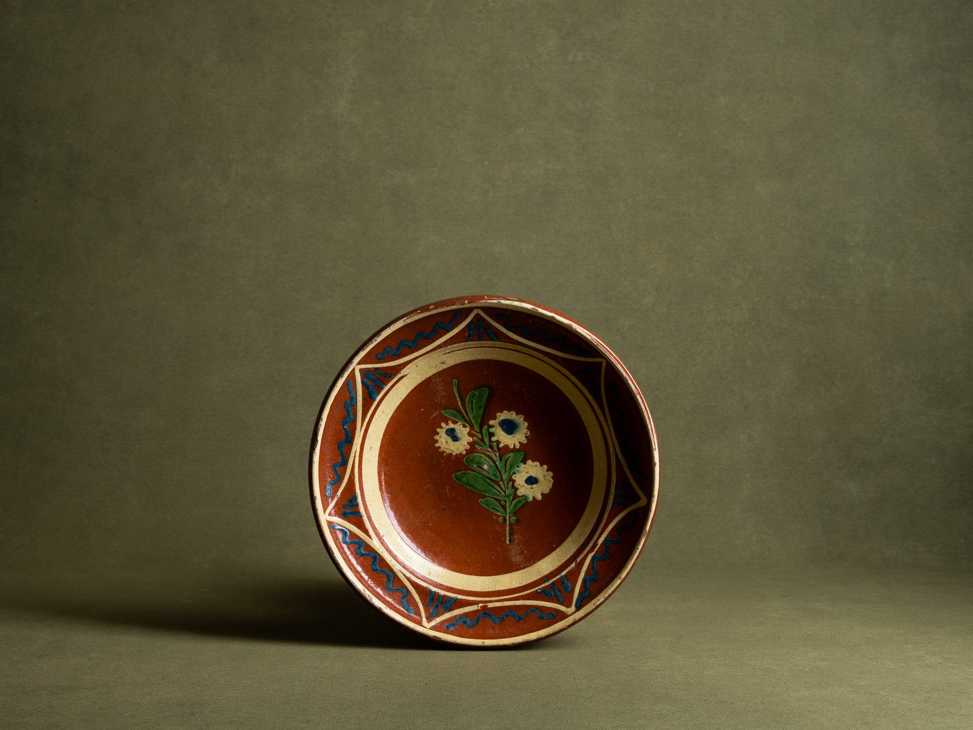 Coupe / plat mural en terre vernissée alsacienne de Soufflenheim, France (début du XXe siècle)..Large bowl / wall dish in Alsatian slipware from Soufflenheim, France (Early 20th century)