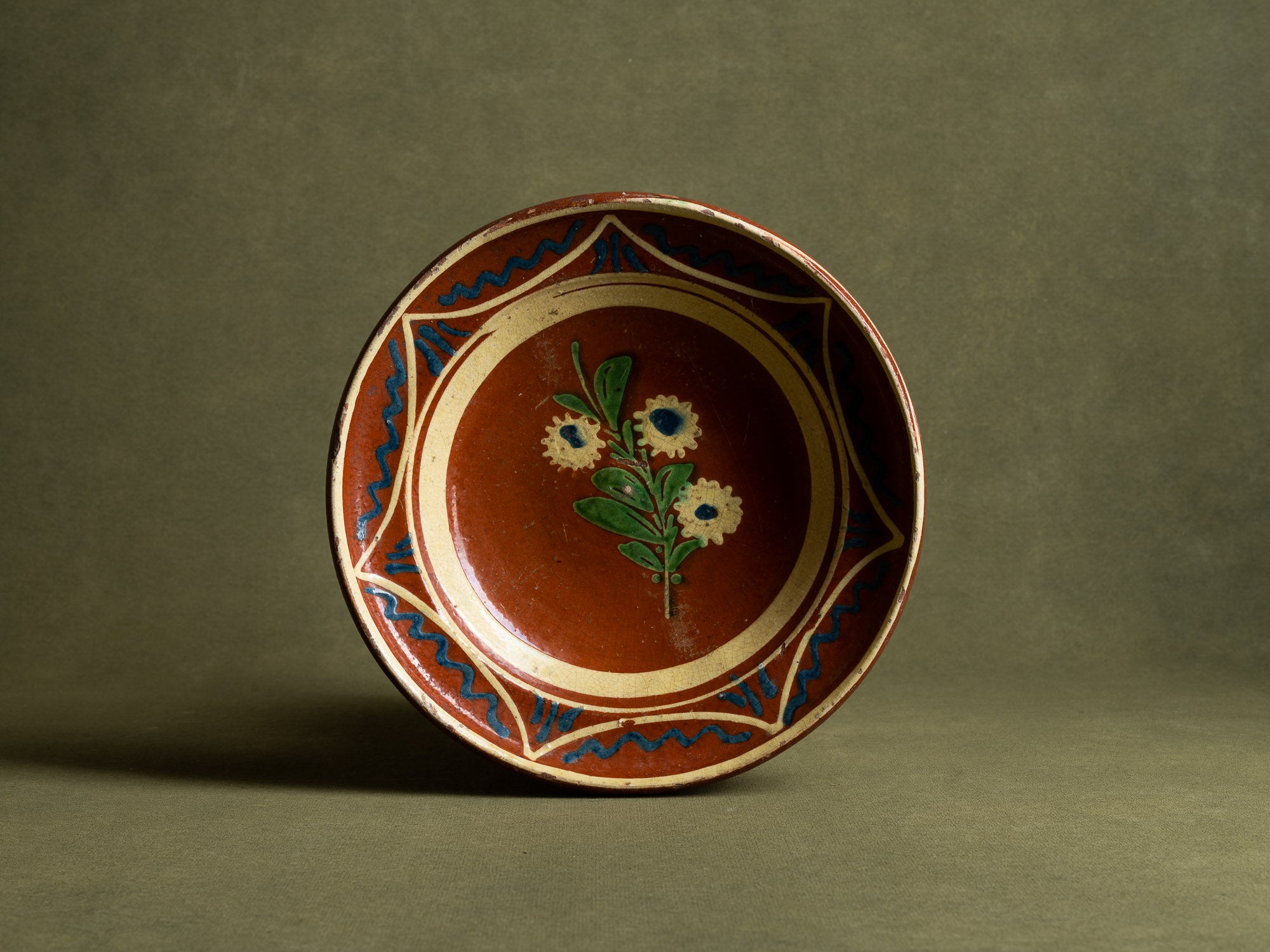 Coupe / plat mural en terre vernissée alsacienne de Soufflenheim, France (début du XXe siècle)..Large bowl / wall dish in Alsatian slipware from Soufflenheim, France (Early 20th century)