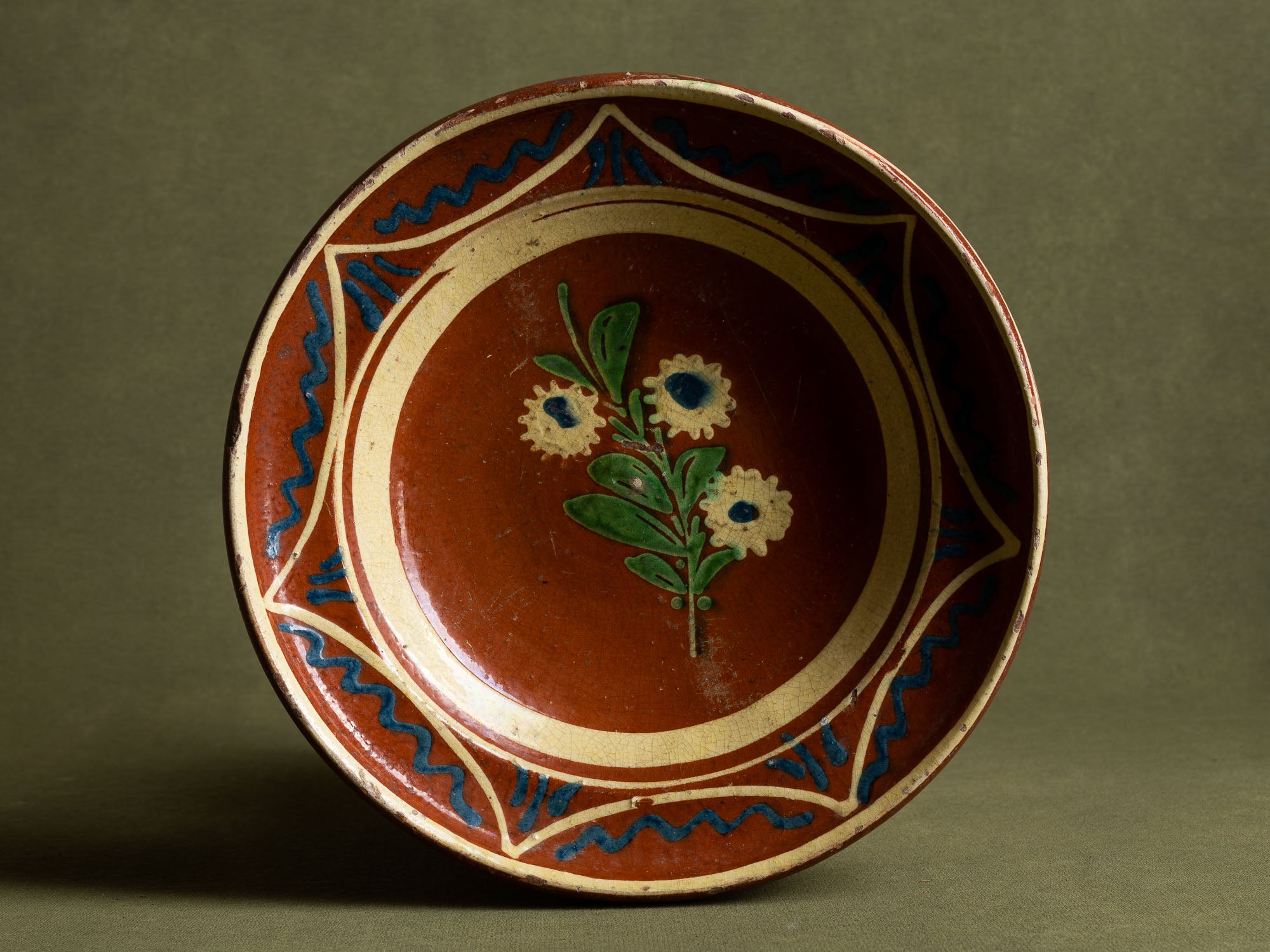 Coupe / plat mural en terre vernissée alsacienne de Soufflenheim, France (début du XXe siècle)..Large bowl / wall dish in Alsatian slipware from Soufflenheim, France (Early 20th century)