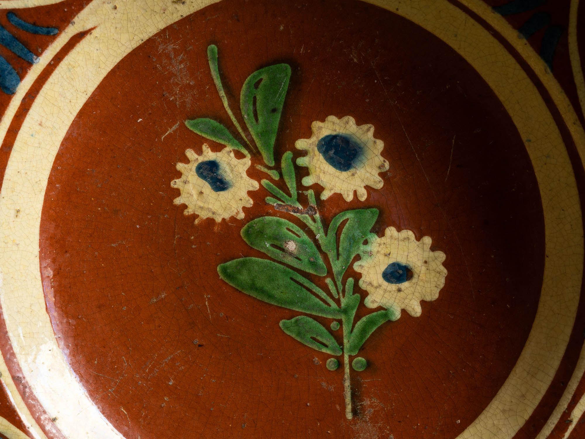 Coupe / plat mural en terre vernissée alsacienne de Soufflenheim, France (début du XXe siècle)..Large bowl / wall dish in Alsatian slipware from Soufflenheim, France (Early 20th century)