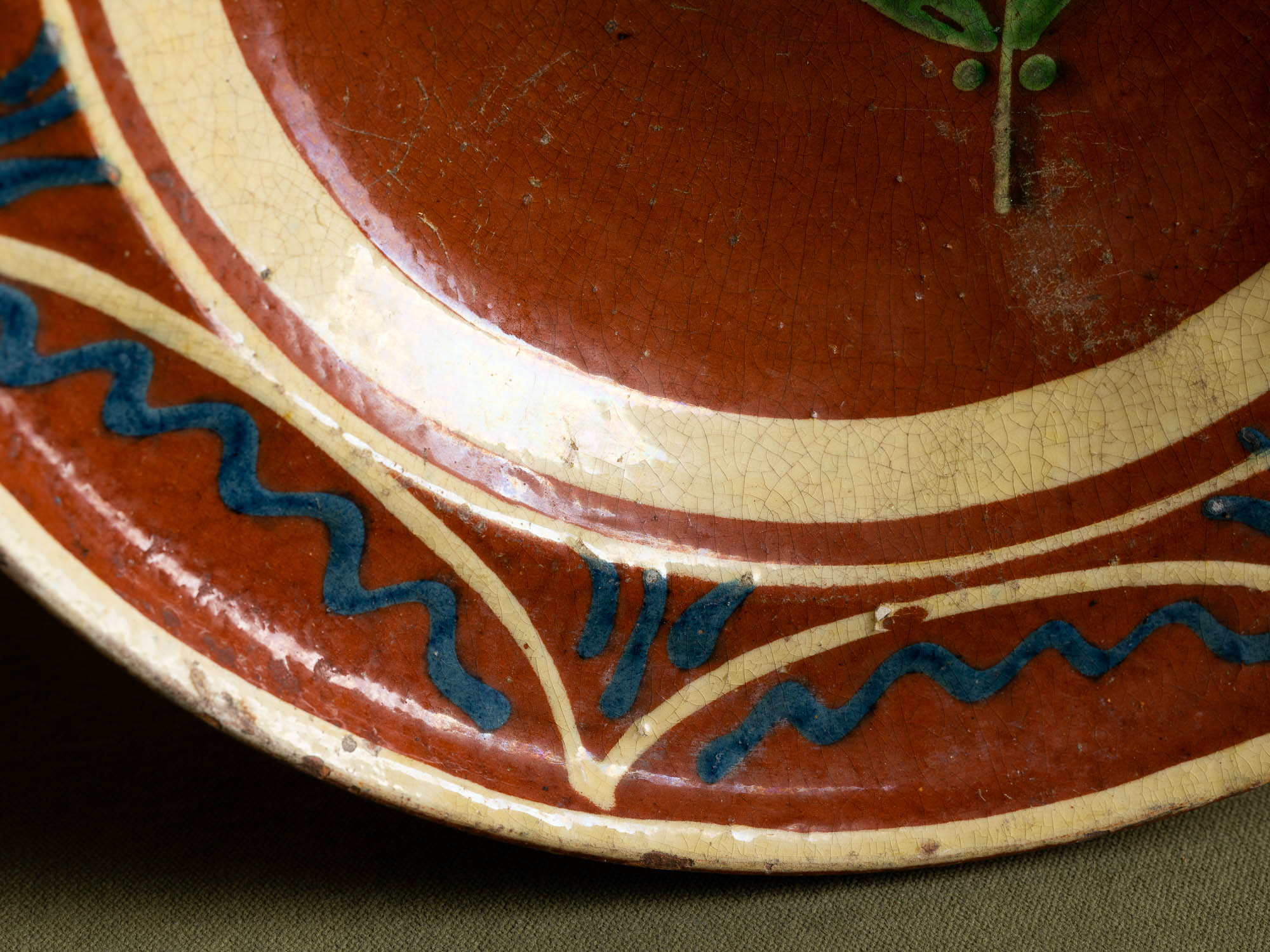 Coupe / plat mural en terre vernissée alsacienne de Soufflenheim, France (début du XXe siècle)..Large bowl / wall dish in Alsatian slipware from Soufflenheim, France (Early 20th century)