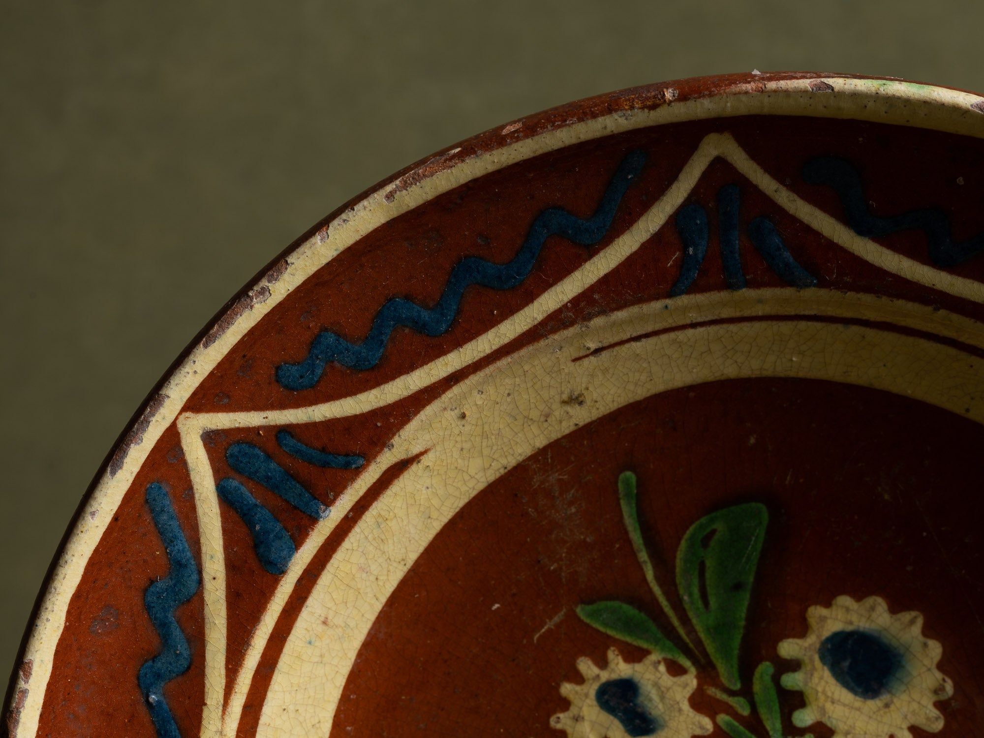 Coupe / plat mural en terre vernissée alsacienne de Soufflenheim, France (début du XXe siècle)..Large bowl / wall dish in Alsatian slipware from Soufflenheim, France (Early 20th century)