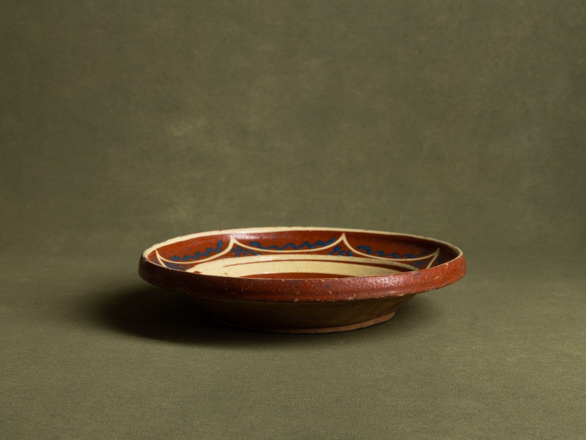 Coupe / plat mural en terre vernissée alsacienne de Soufflenheim, France (début du XXe siècle)..Large bowl / wall dish in Alsatian slipware from Soufflenheim, France (Early 20th century)