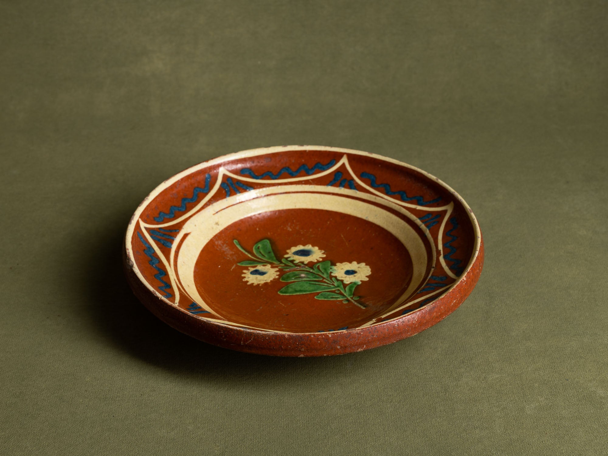 Coupe / plat mural en terre vernissée alsacienne de Soufflenheim, France (début du XXe siècle)..Large bowl / wall dish in Alsatian slipware from Soufflenheim, France (Early 20th century)