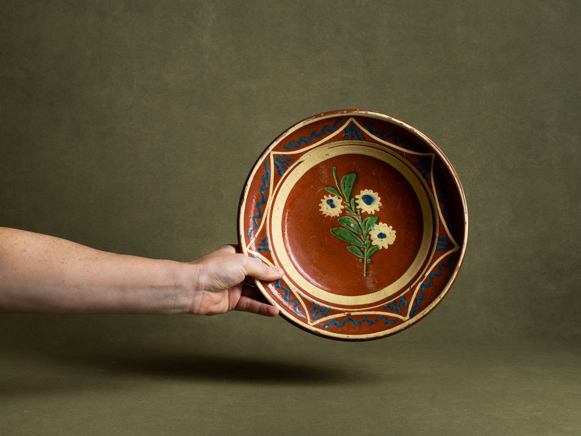 Coupe / plat mural en terre vernissée alsacienne de Soufflenheim, France (début du XXe siècle)..Large bowl / wall dish in Alsatian slipware from Soufflenheim, France (Early 20th century)