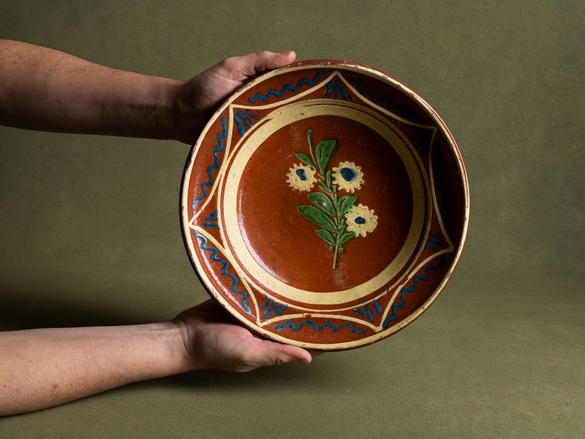 Coupe / plat mural en terre vernissée alsacienne de Soufflenheim, France (début du XXe siècle)..Large bowl / wall dish in Alsatian slipware from Soufflenheim, France (Early 20th century)