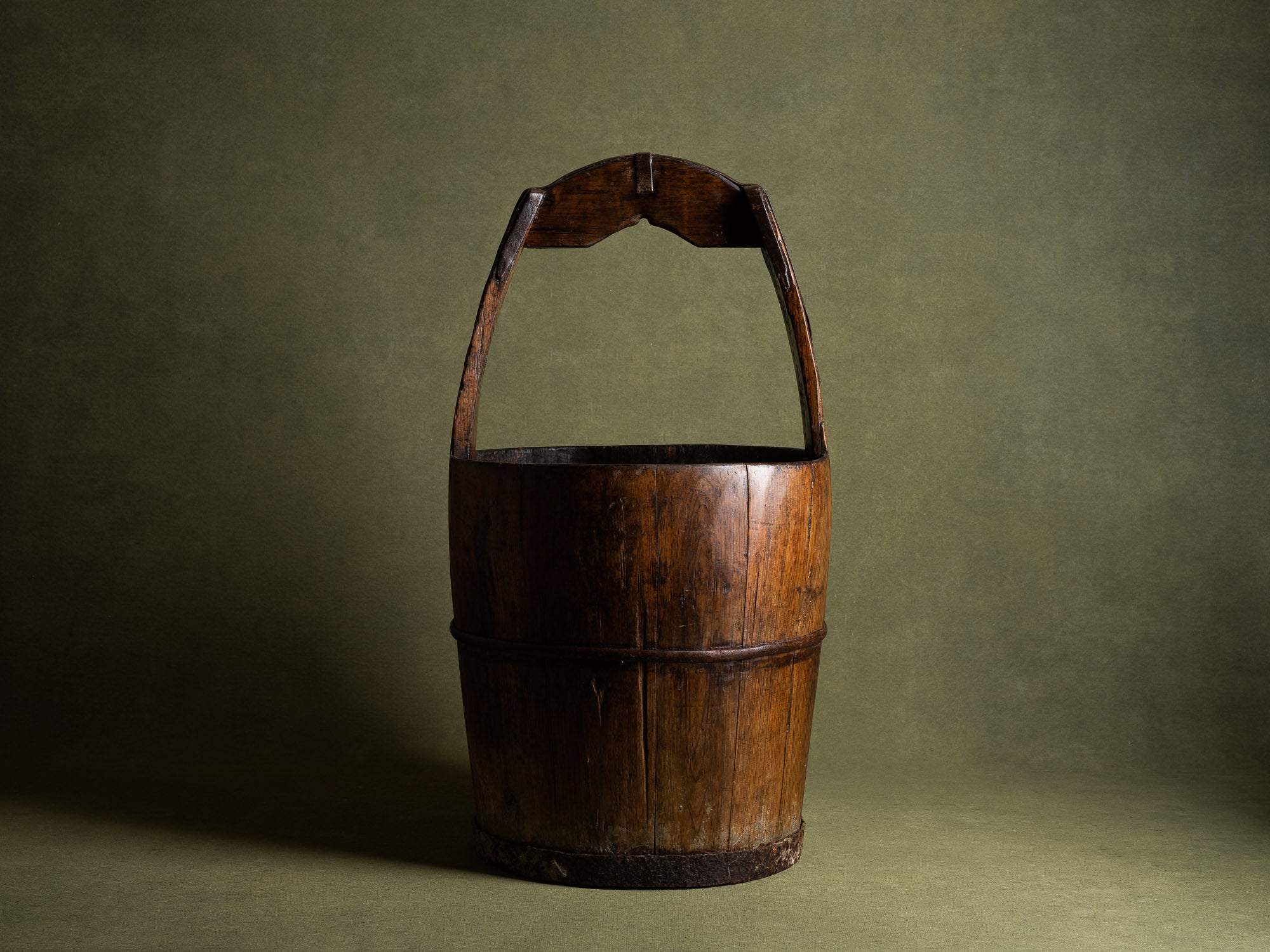 Seau de palanche en bois, Chine (fin du XIXe / début du XXe siècle)..Nice well bucket wood, China (late 19th / early 20th century)