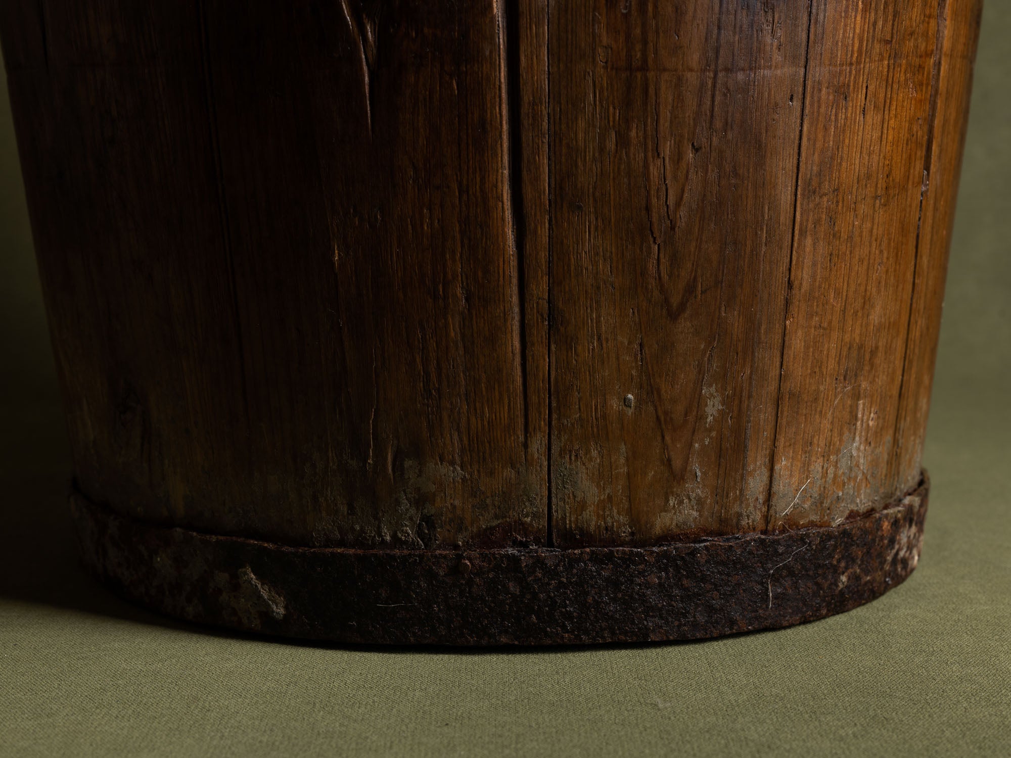 Seau de palanche en bois, Chine (fin du XIXe / début du XXe siècle)..Nice well bucket wood, China (late 19th / early 20th century)