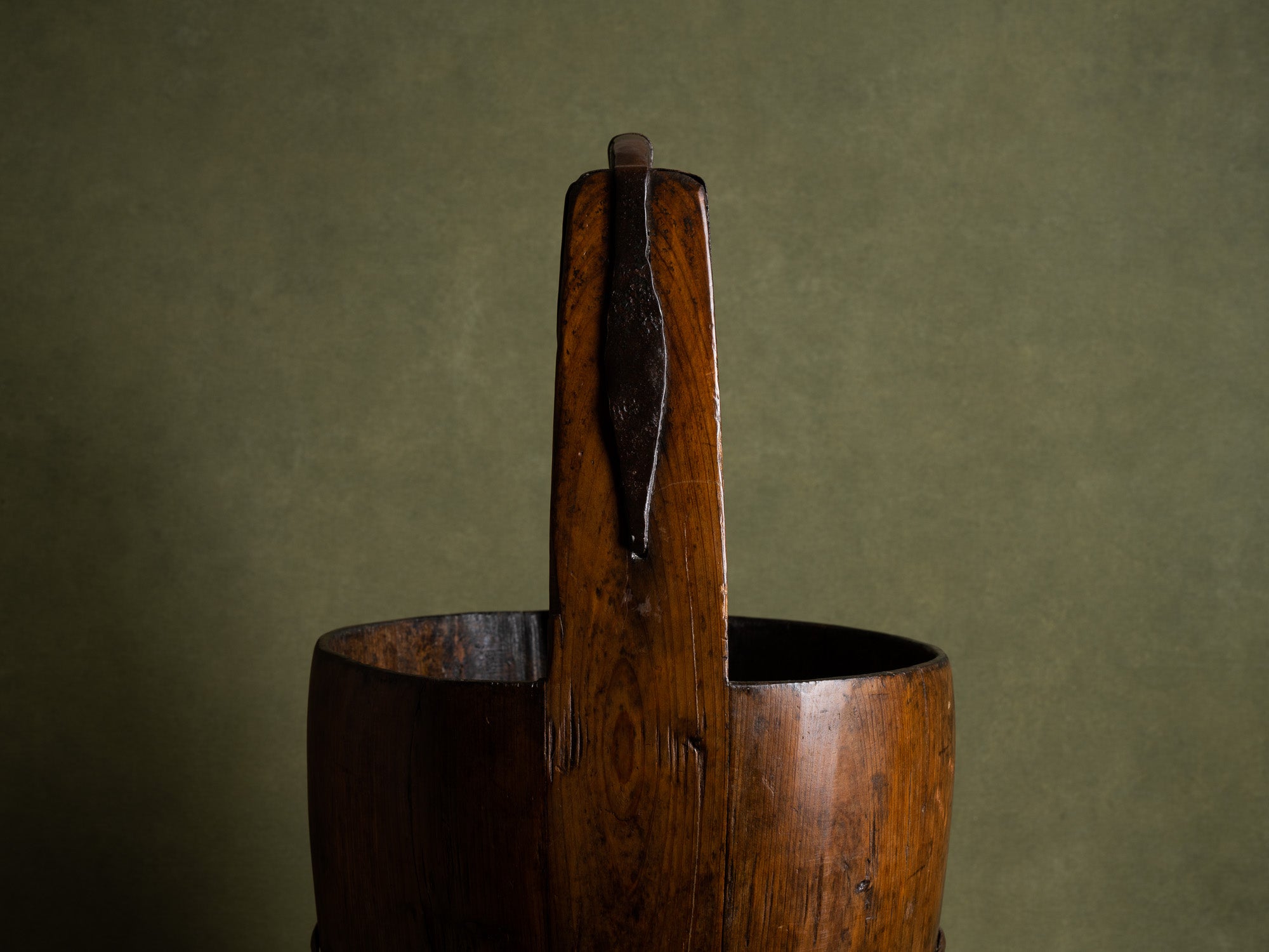 Seau de palanche en bois, Chine (fin du XIXe / début du XXe siècle)..Nice well bucket wood, China (late 19th / early 20th century)