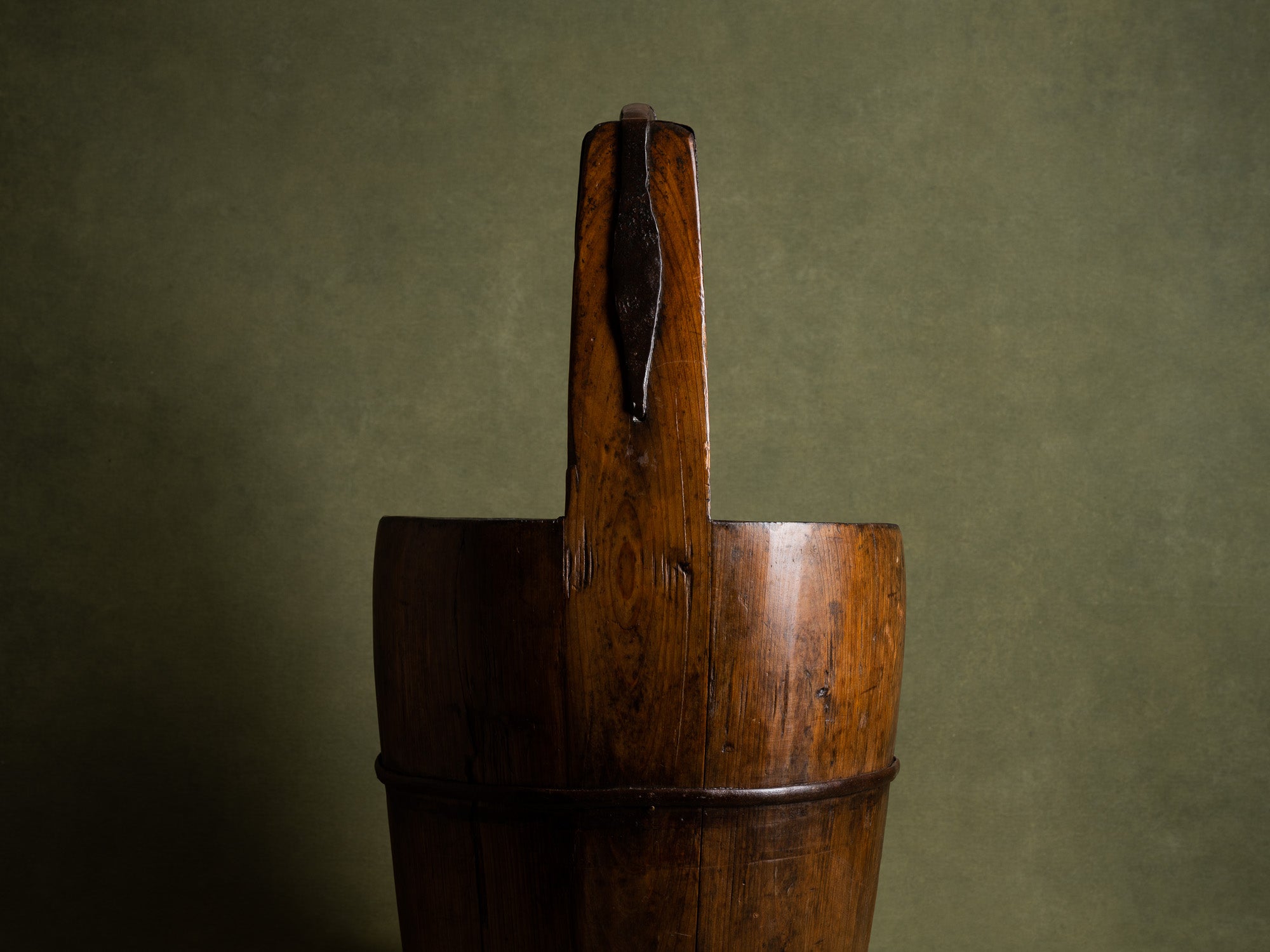 Seau de palanche en bois, Chine (fin du XIXe / début du XXe siècle)..Nice well bucket wood, China (late 19th / early 20th century)