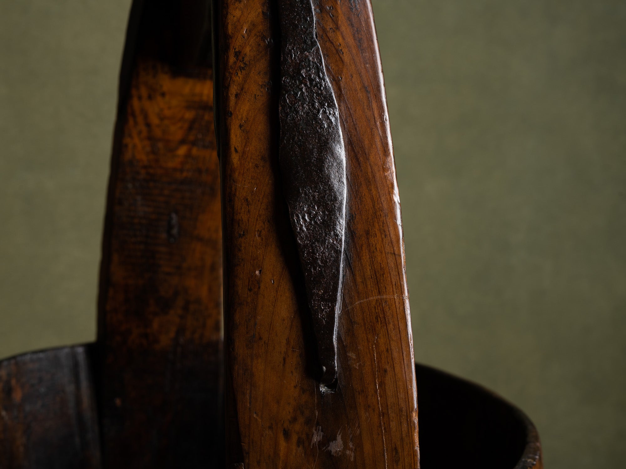 Seau de palanche en bois, Chine (fin du XIXe / début du XXe siècle)..Nice well bucket wood, China (late 19th / early 20th century)