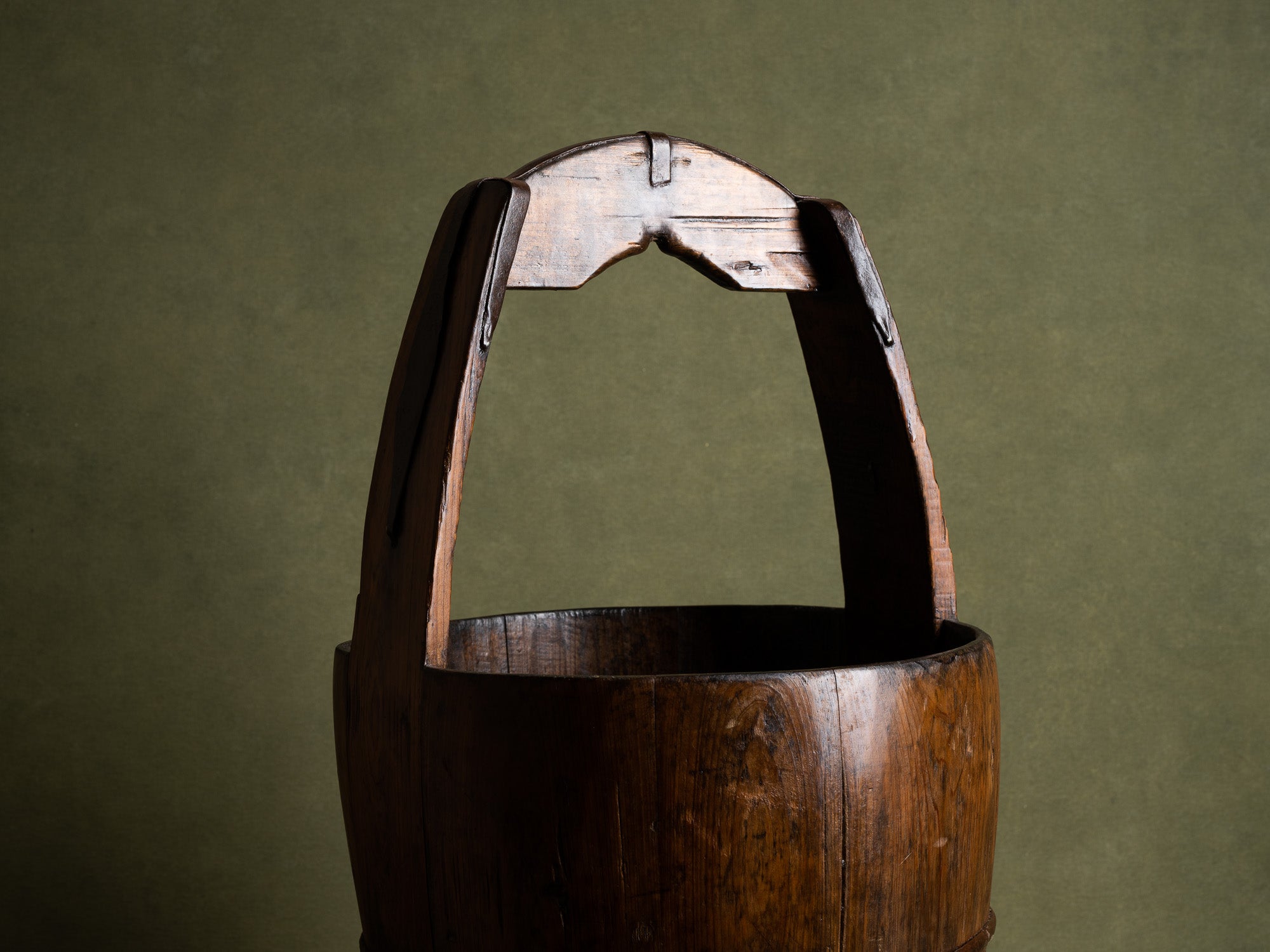 Seau de palanche en bois, Chine (fin du XIXe / début du XXe siècle)..Nice well bucket wood, China (late 19th / early 20th century)