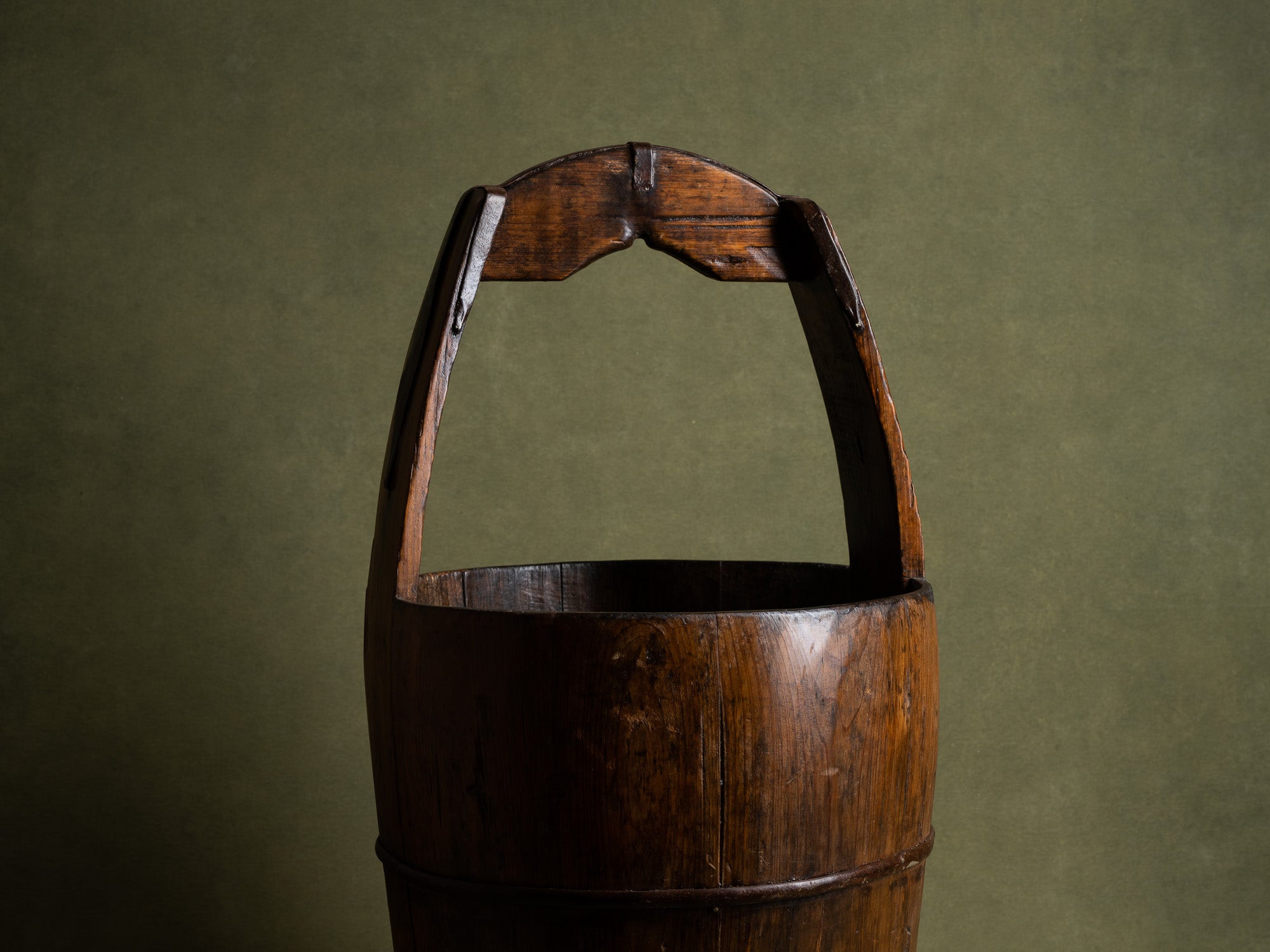 Seau de palanche en bois, Chine (fin du XIXe / début du XXe siècle)..Nice well bucket wood, China (late 19th / early 20th century)