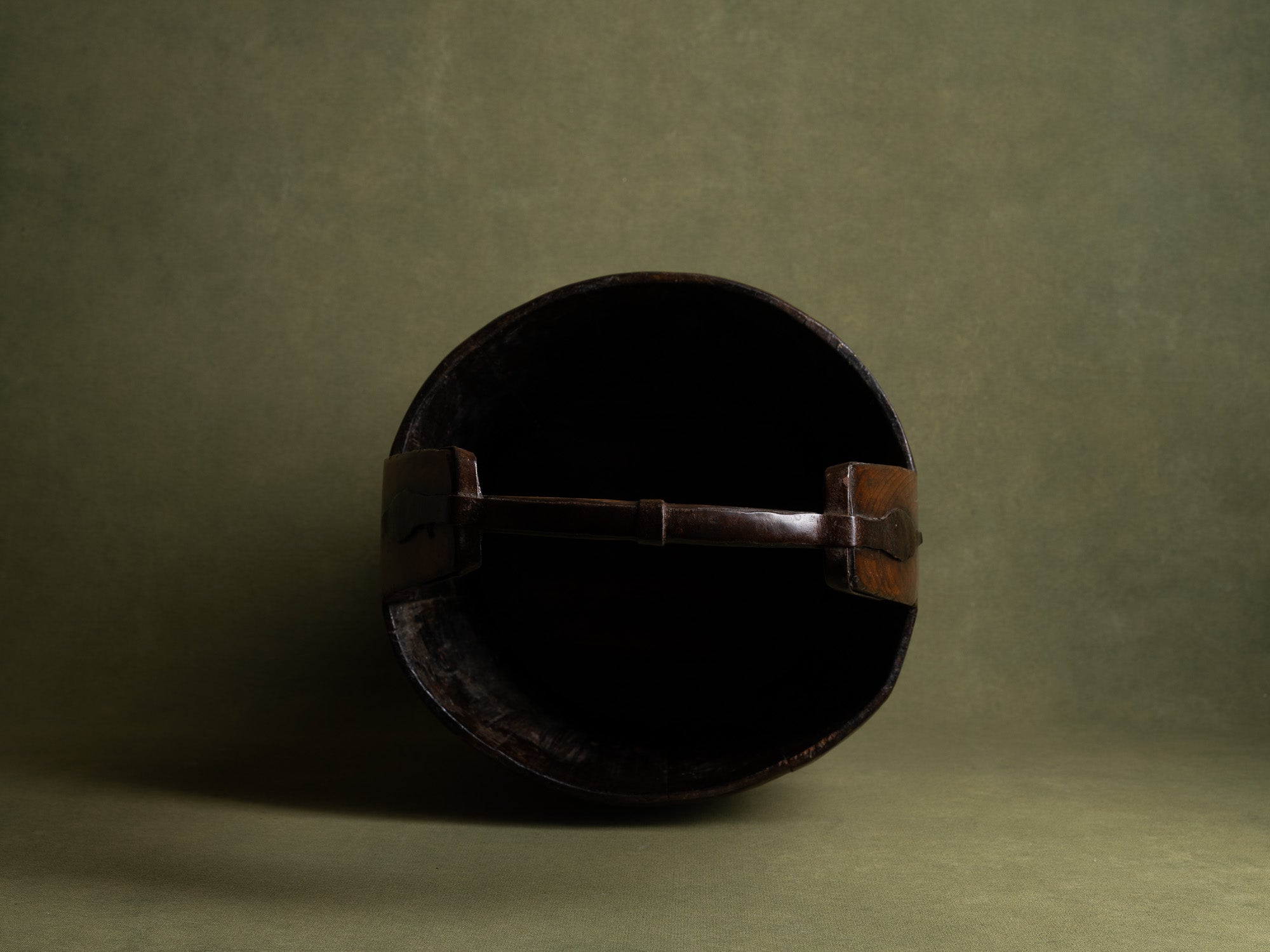 Seau de palanche en bois, Chine (fin du XIXe / début du XXe siècle)..Nice well bucket wood, China (late 19th / early 20th century)