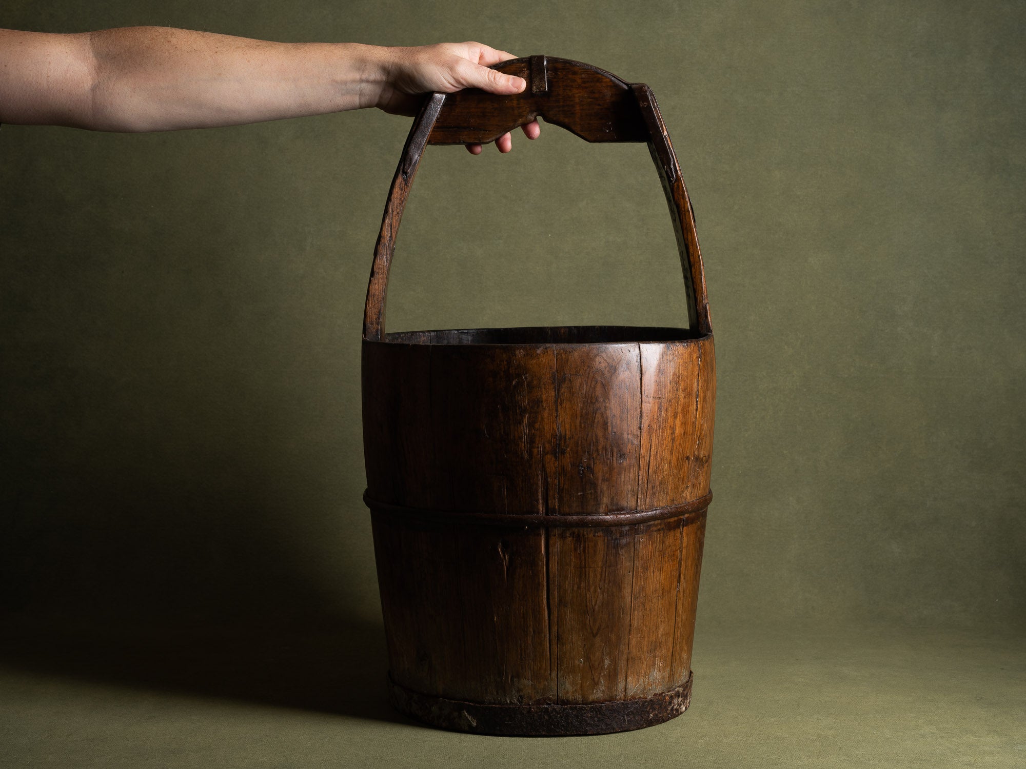 Seau de palanche en bois, Chine (fin du XIXe / début du XXe siècle)..Nice well bucket wood, China (late 19th / early 20th century)
