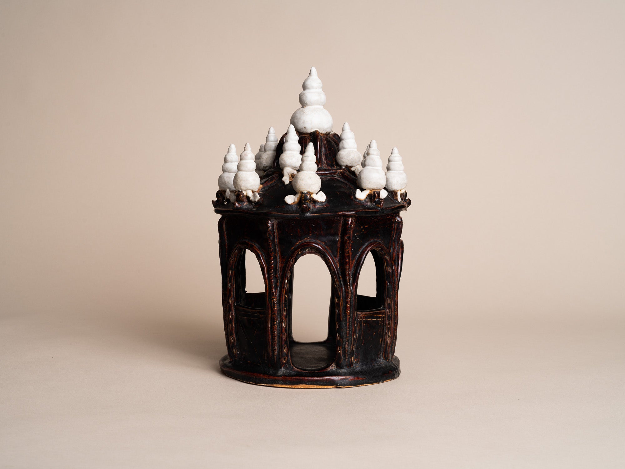 Sanphraphum, Maison des esprits chao thi en terre vernissée, Thaïlande (première moitié du XXe siècle)..Sanphraphum,chao thi slipware ghost house, Thaïland (first half of XXth century)