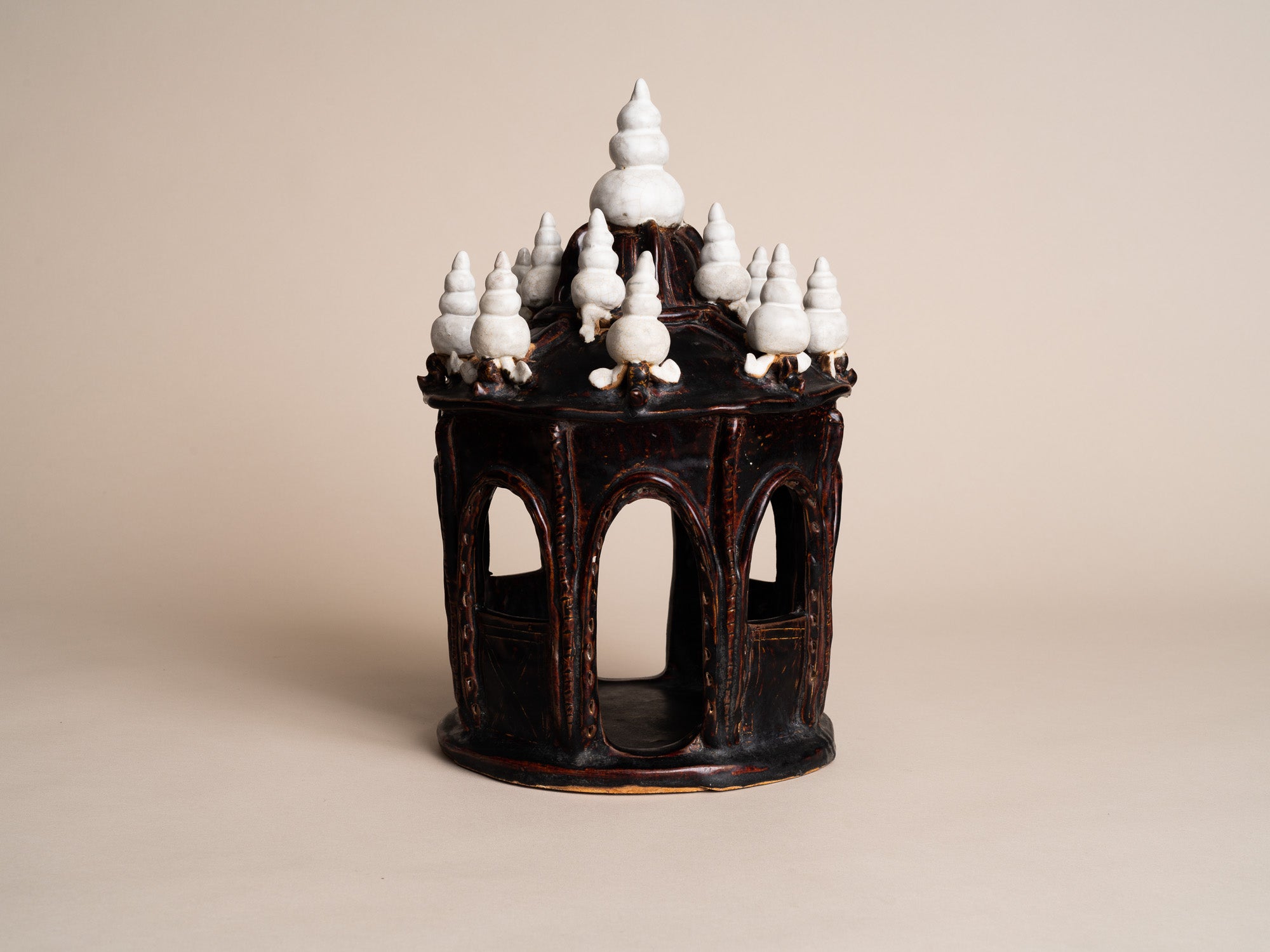 Sanphraphum, Maison des esprits chao thi en terre vernissée, Thaïlande (première moitié du XXe siècle)..Sanphraphum,chao thi slipware ghost house, Thaïland (first half of XXth century)