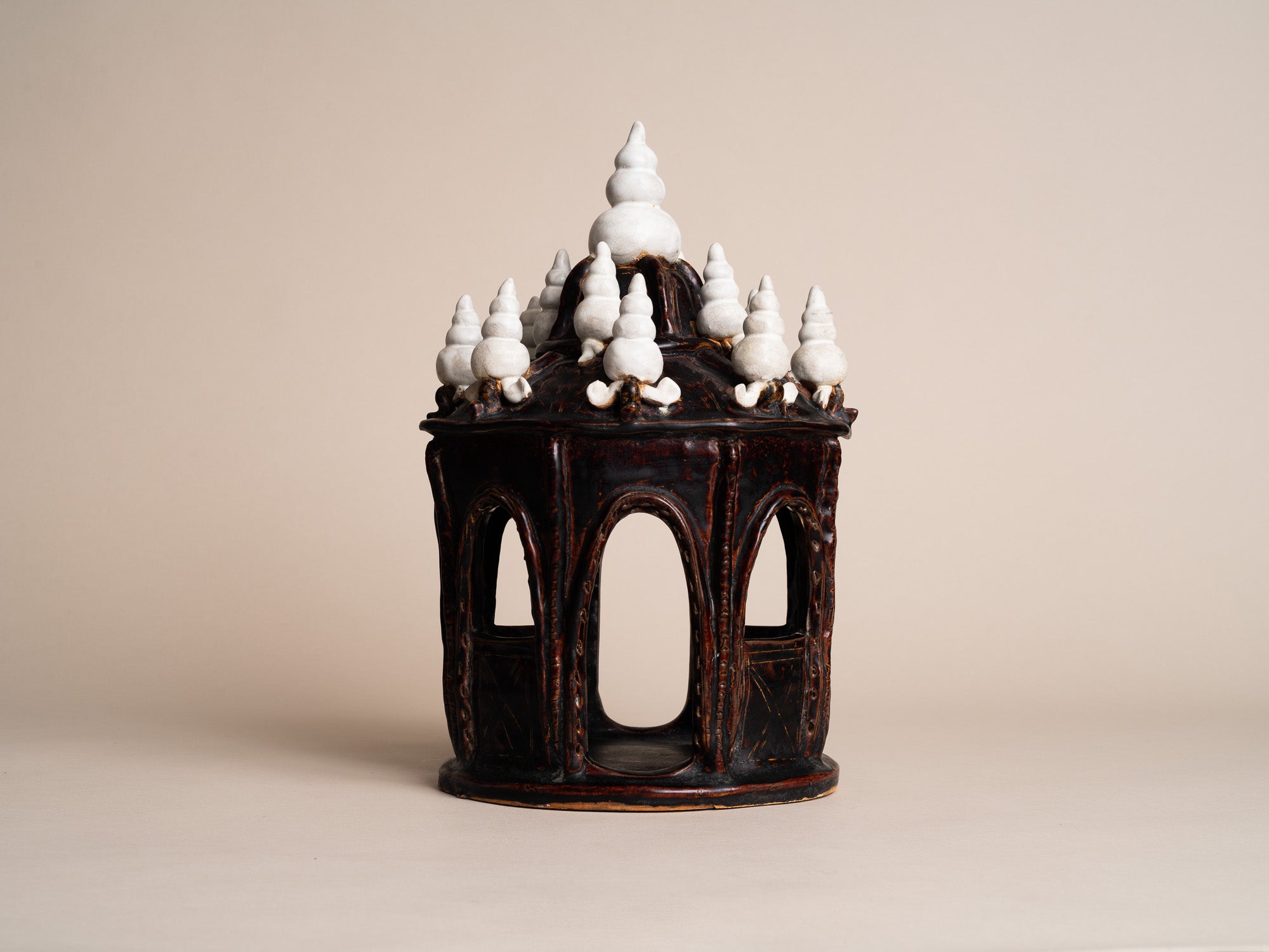 Sanphraphum, Maison des esprits chao thi en terre vernissée, Thaïlande (première moitié du XXe siècle)..Sanphraphum,chao thi slipware ghost house, Thaïland (first half of XXth century)
