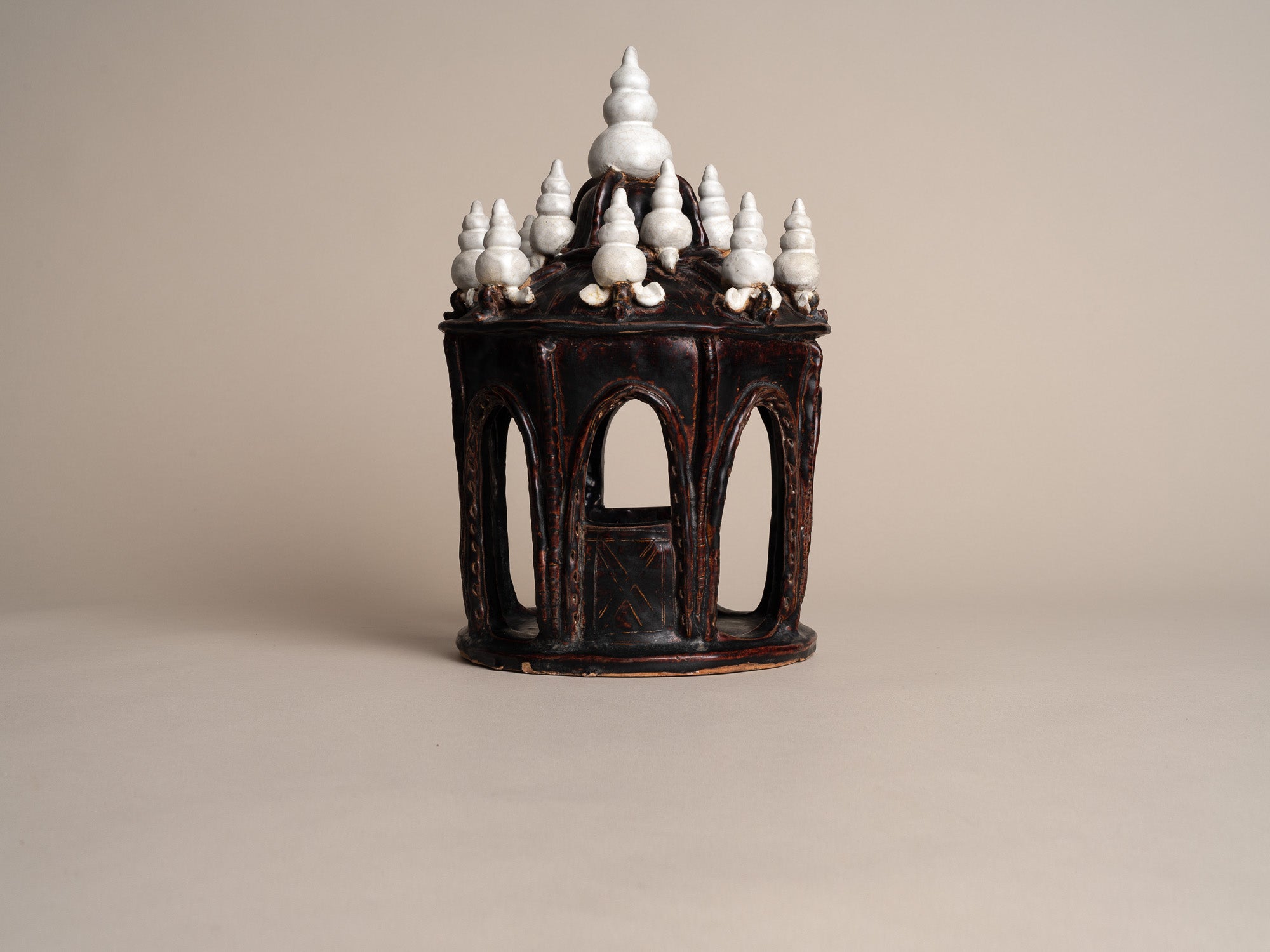 Sanphraphum, Maison des esprits chao thi en terre vernissée, Thaïlande (première moitié du XXe siècle)..Sanphraphum,chao thi slipware ghost house, Thaïland (first half of XXth century)