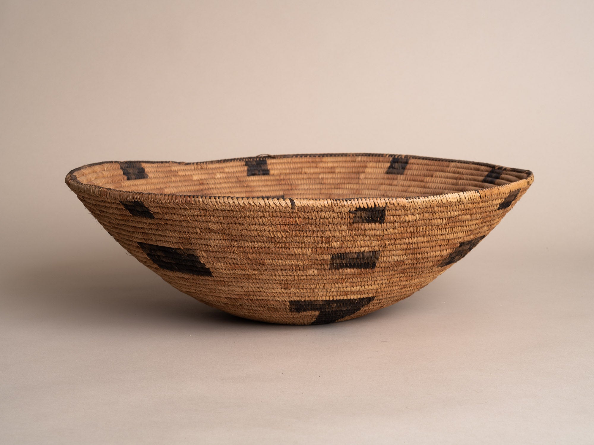Coupe / panier en vannerie amérindienne à motifs géométriques, États-Unis (début du XXe siècle)..Natives american basketry bowl, United States (early 20th century)