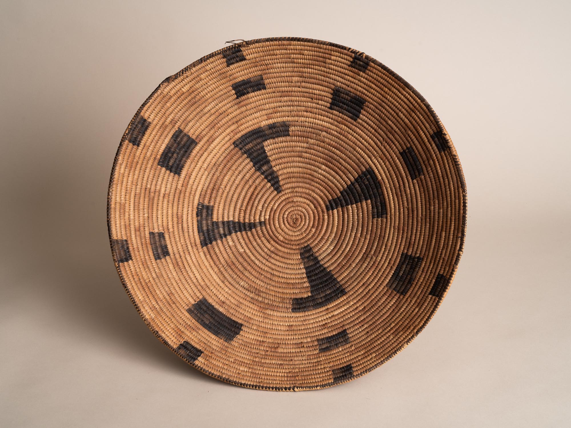 Coupe / panier en vannerie amérindienne à motifs géométriques, États-Unis (début du XXe siècle)..Natives american basketry bowl, United States (early 20th century)