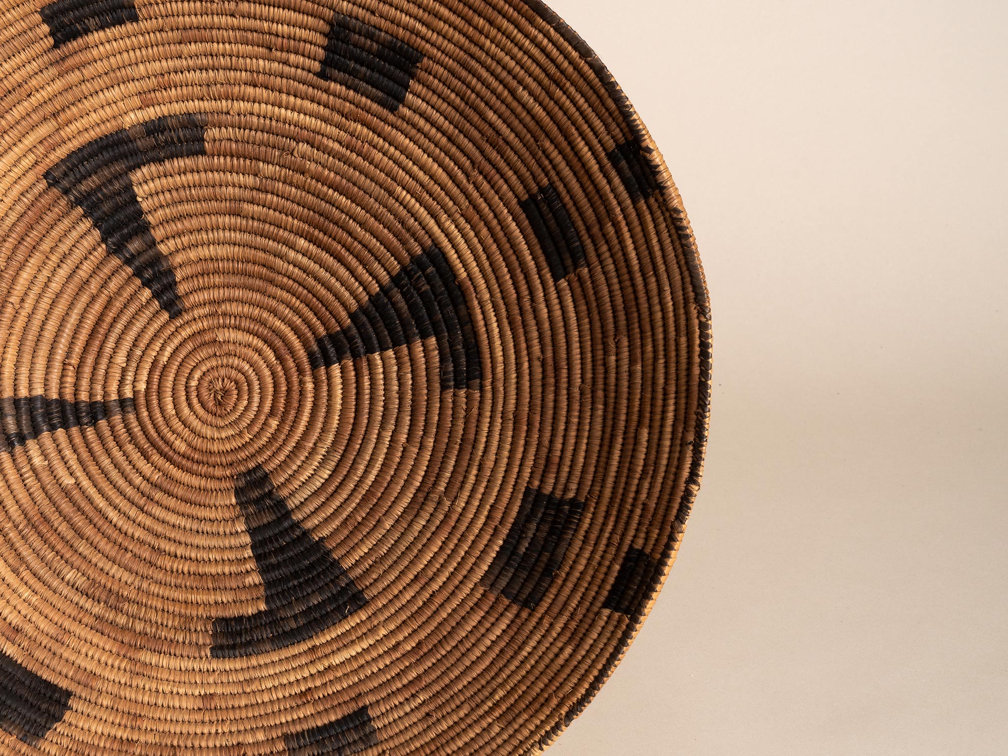 Coupe / panier en vannerie amérindienne à motifs géométriques, États-Unis (début du XXe siècle)..Natives american basketry bowl, United States (early 20th century)