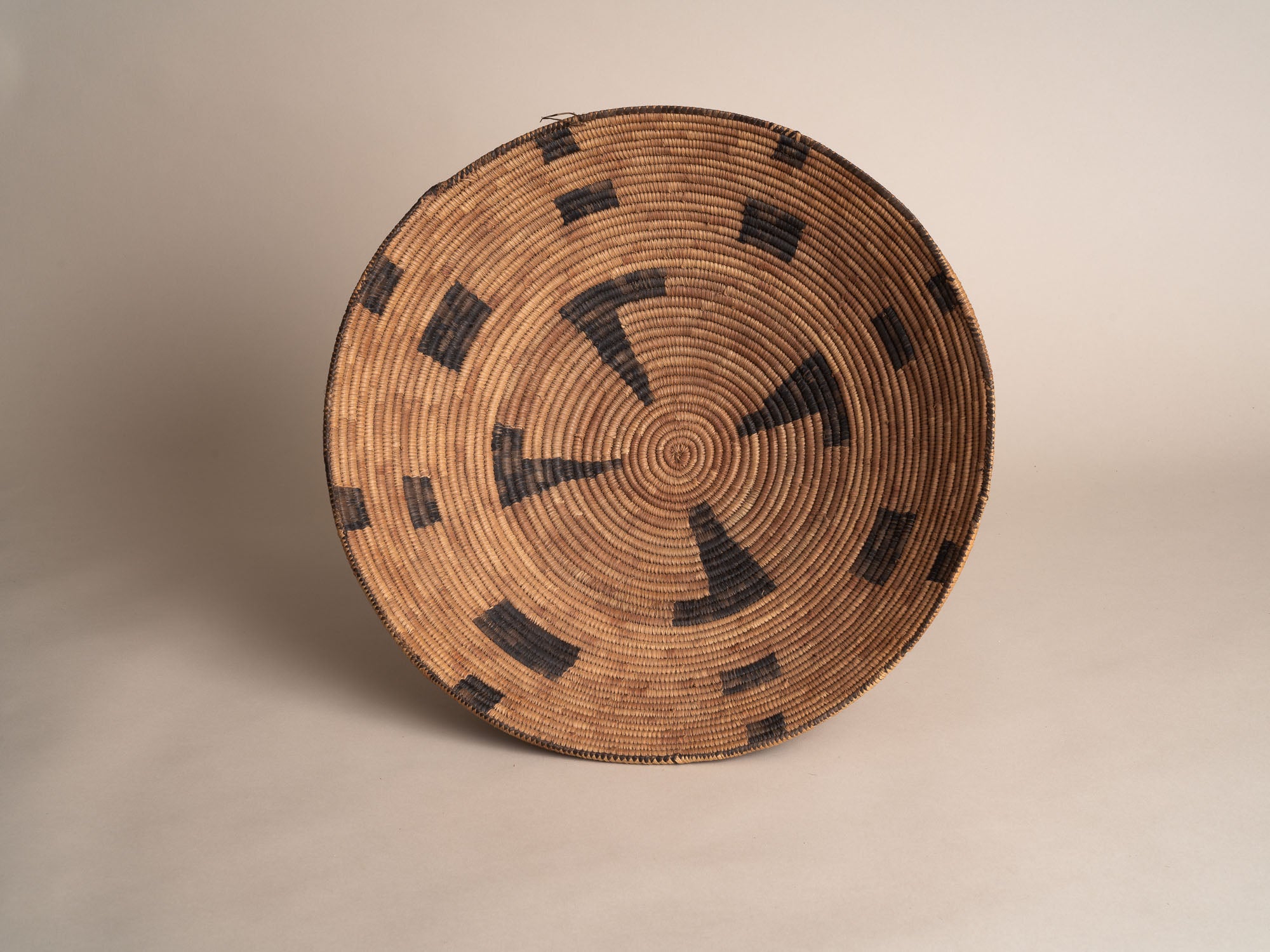 Coupe / panier en vannerie amérindienne à motifs géométriques, États-Unis (début du XXe siècle)..Natives american basketry bowl, United States (early 20th century)