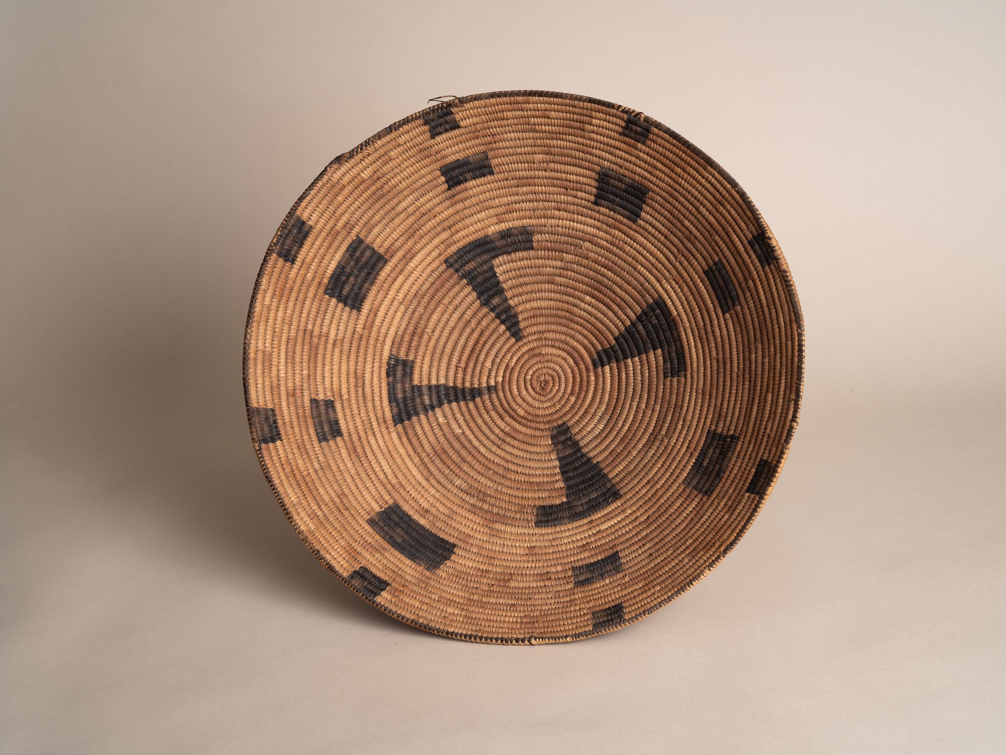 Coupe / panier en vannerie amérindienne à motifs géométriques, États-Unis (début du XXe siècle)..Natives american basketry bowl, United States (early 20th century)