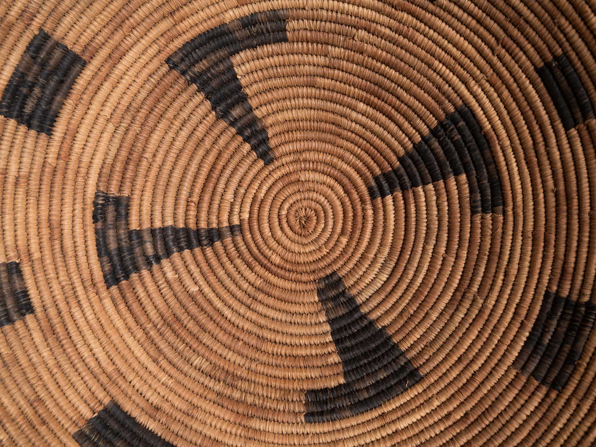Coupe / panier en vannerie amérindienne à motifs géométriques, États-Unis (début du XXe siècle)..Natives american basketry bowl, United States (early 20th century)