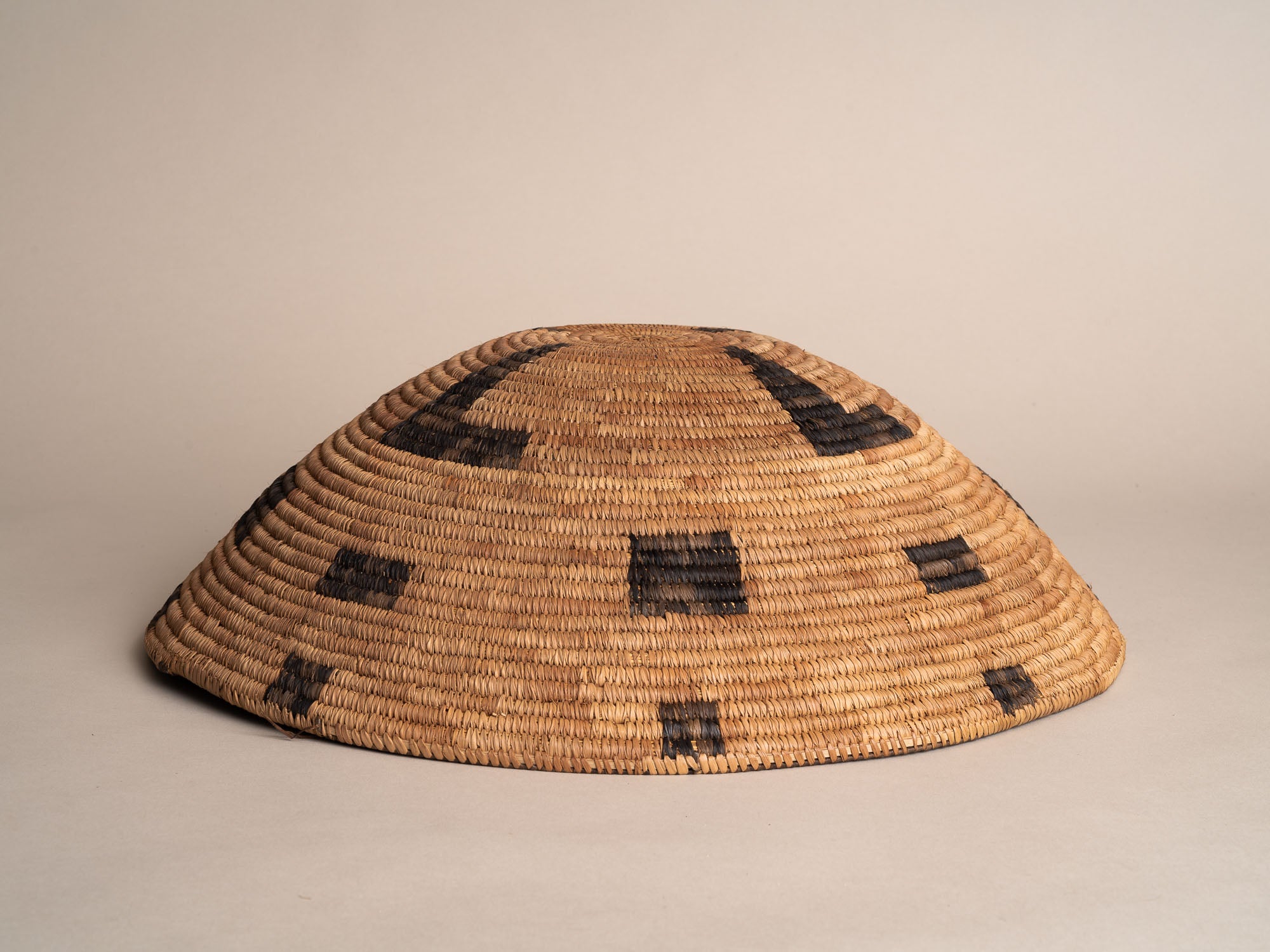 Coupe / panier en vannerie amérindienne à motifs géométriques, États-Unis (début du XXe siècle)..Natives american basketry bowl, United States (early 20th century)
