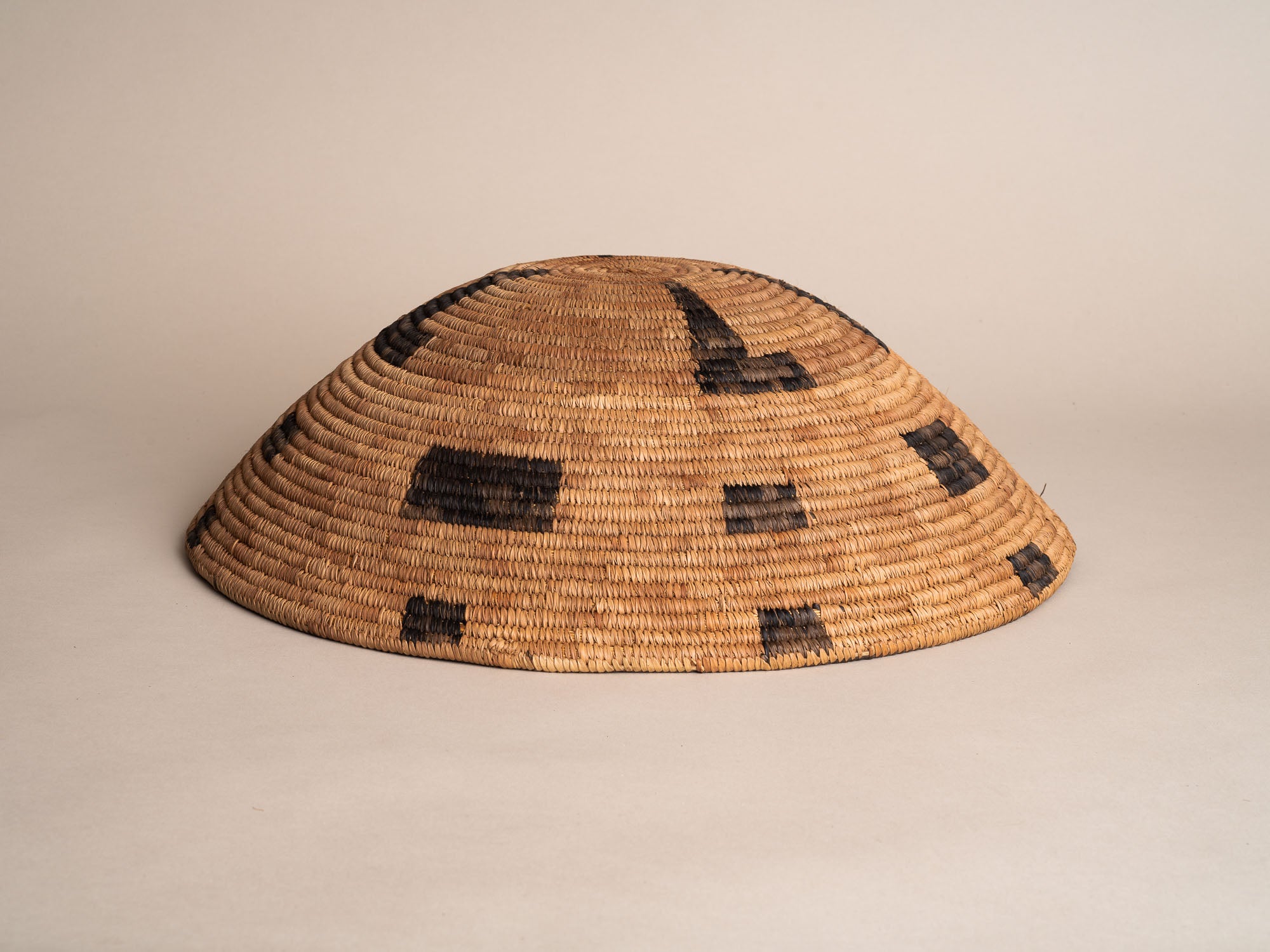 Coupe / panier en vannerie amérindienne à motifs géométriques, États-Unis (début du XXe siècle)..Natives american basketry bowl, United States (early 20th century)