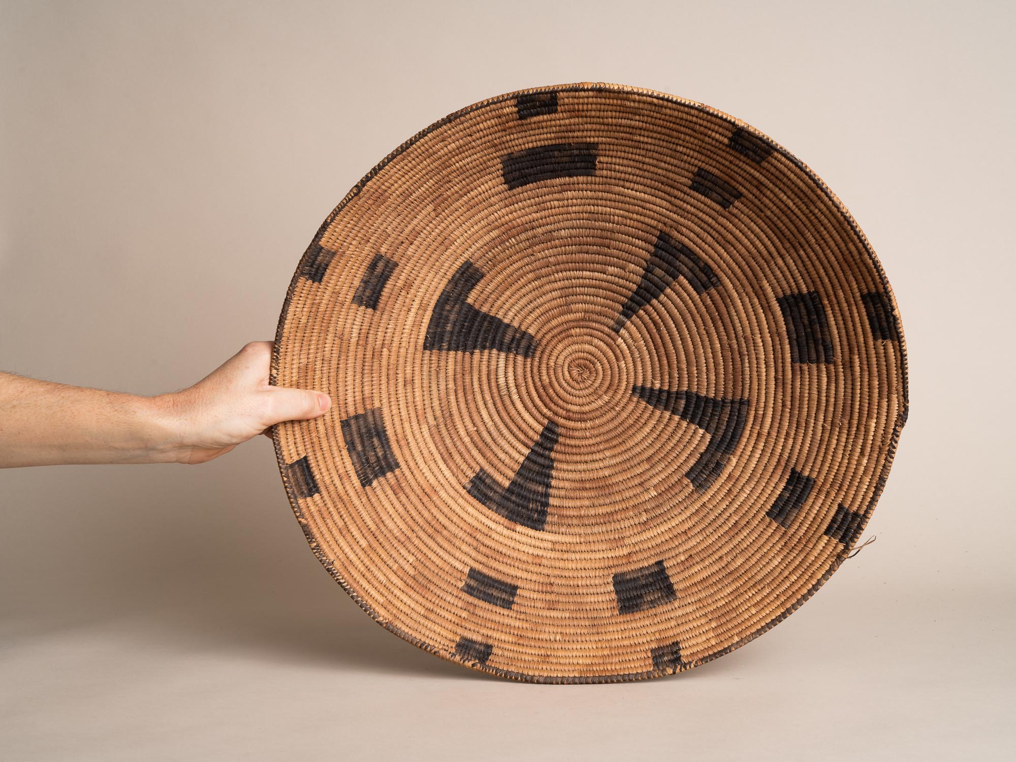 Coupe / panier en vannerie amérindienne à motifs géométriques, États-Unis (début du XXe siècle)..Natives american basketry bowl, United States (early 20th century)