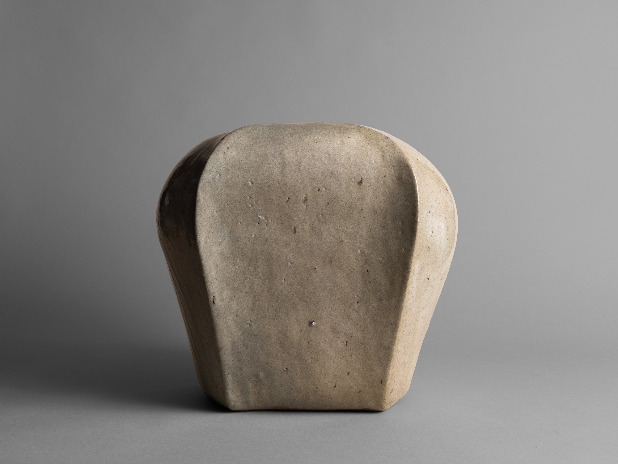Important vase biomorphique en grès céladon de François Baumlin, France (vers 1970)..Biomorphic stoneware celadon vase by François Baumlin, France (circa 1970)