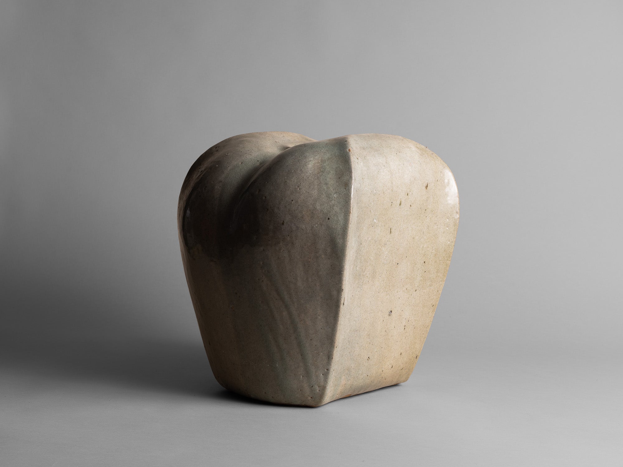 Important vase biomorphique en grès céladon de François Baumlin, France (vers 1970)..Biomorphic stoneware celadon vase by François Baumlin, France (circa 1970)