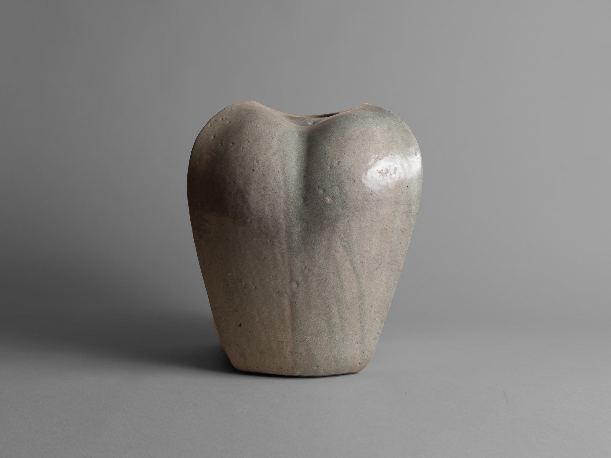 Important vase biomorphique en grès céladon de François Baumlin, France (vers 1970)..Biomorphic stoneware celadon vase by François Baumlin, France (circa 1970)