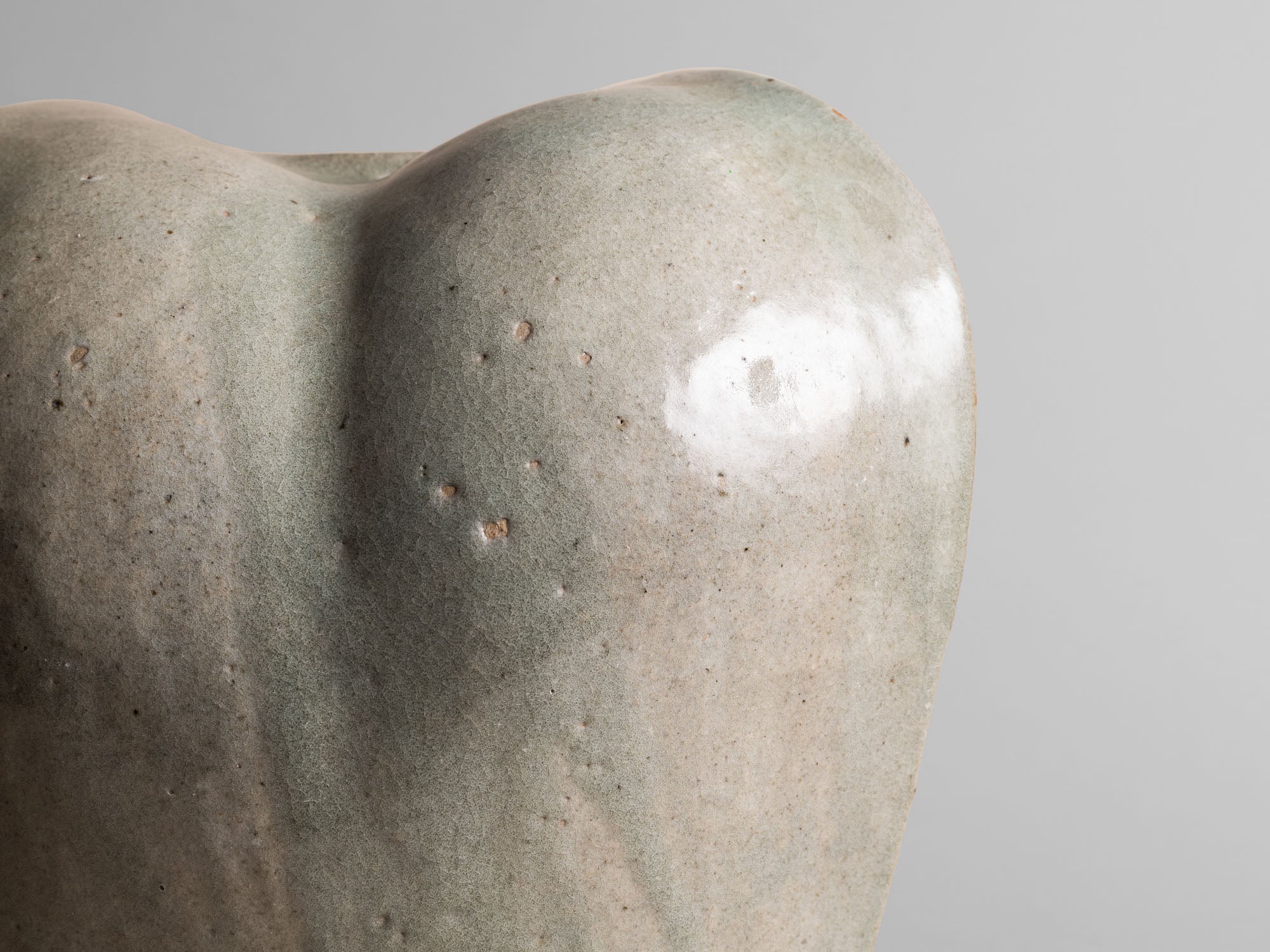 Important vase biomorphique en grès céladon de François Baumlin, France (vers 1970)..Biomorphic stoneware celadon vase by François Baumlin, France (circa 1970)