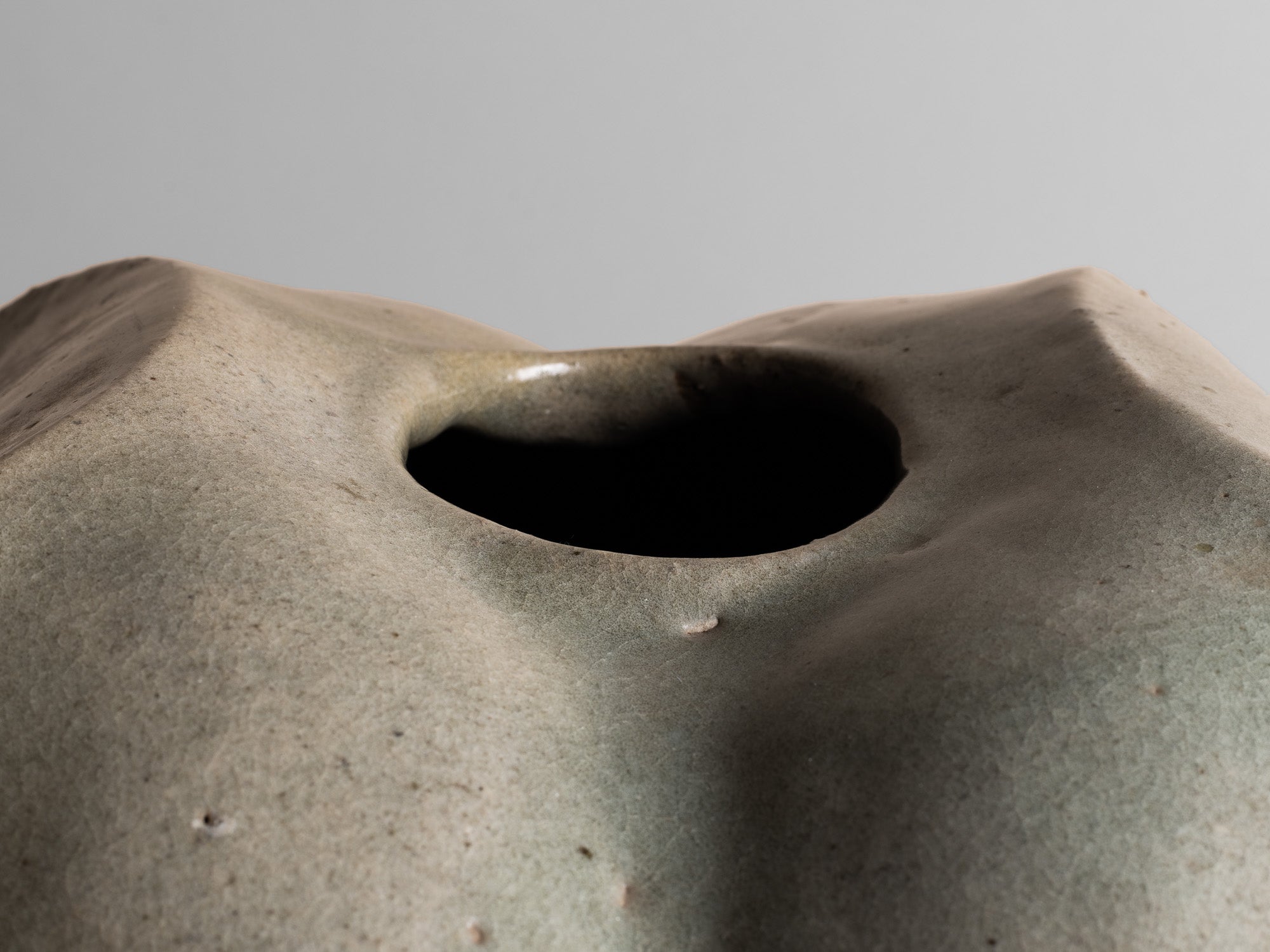 Important vase biomorphique en grès céladon de François Baumlin, France (vers 1970)..Biomorphic stoneware celadon vase by François Baumlin, France (circa 1970)