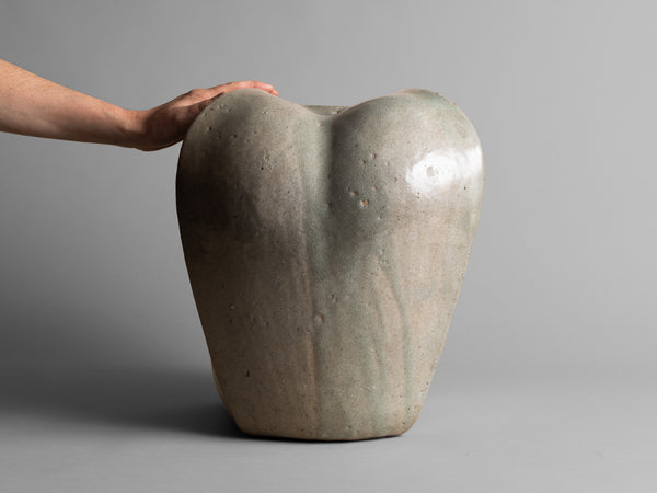 Important vase biomorphique en grès céladon de François Baumlin, France (vers 1970)..Biomorphic stoneware celadon vase by François Baumlin, France (circa 1970)