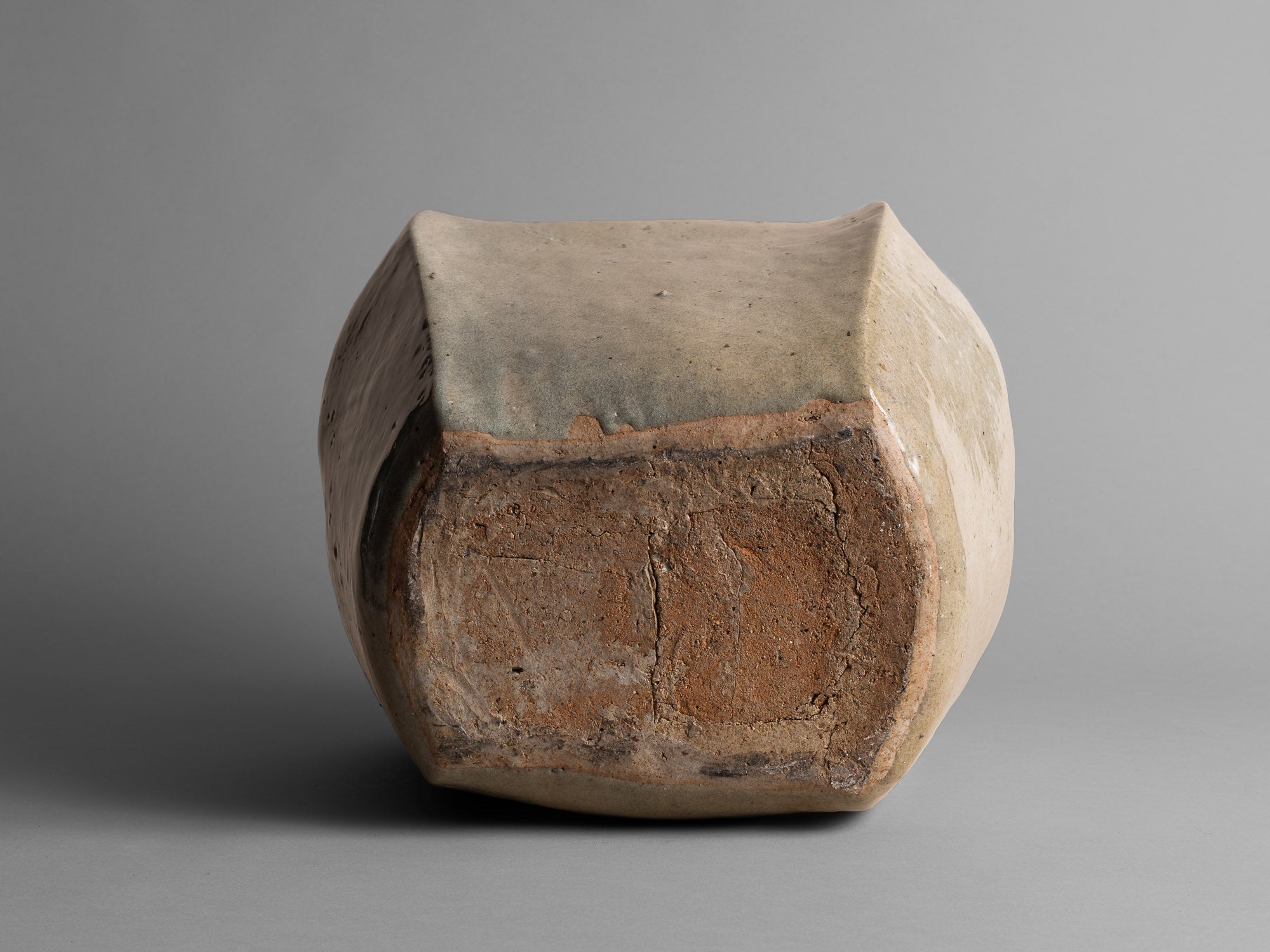 Important vase biomorphique en grès céladon de François Baumlin, France (vers 1970)..Biomorphic stoneware celadon vase by François Baumlin, France (circa 1970)