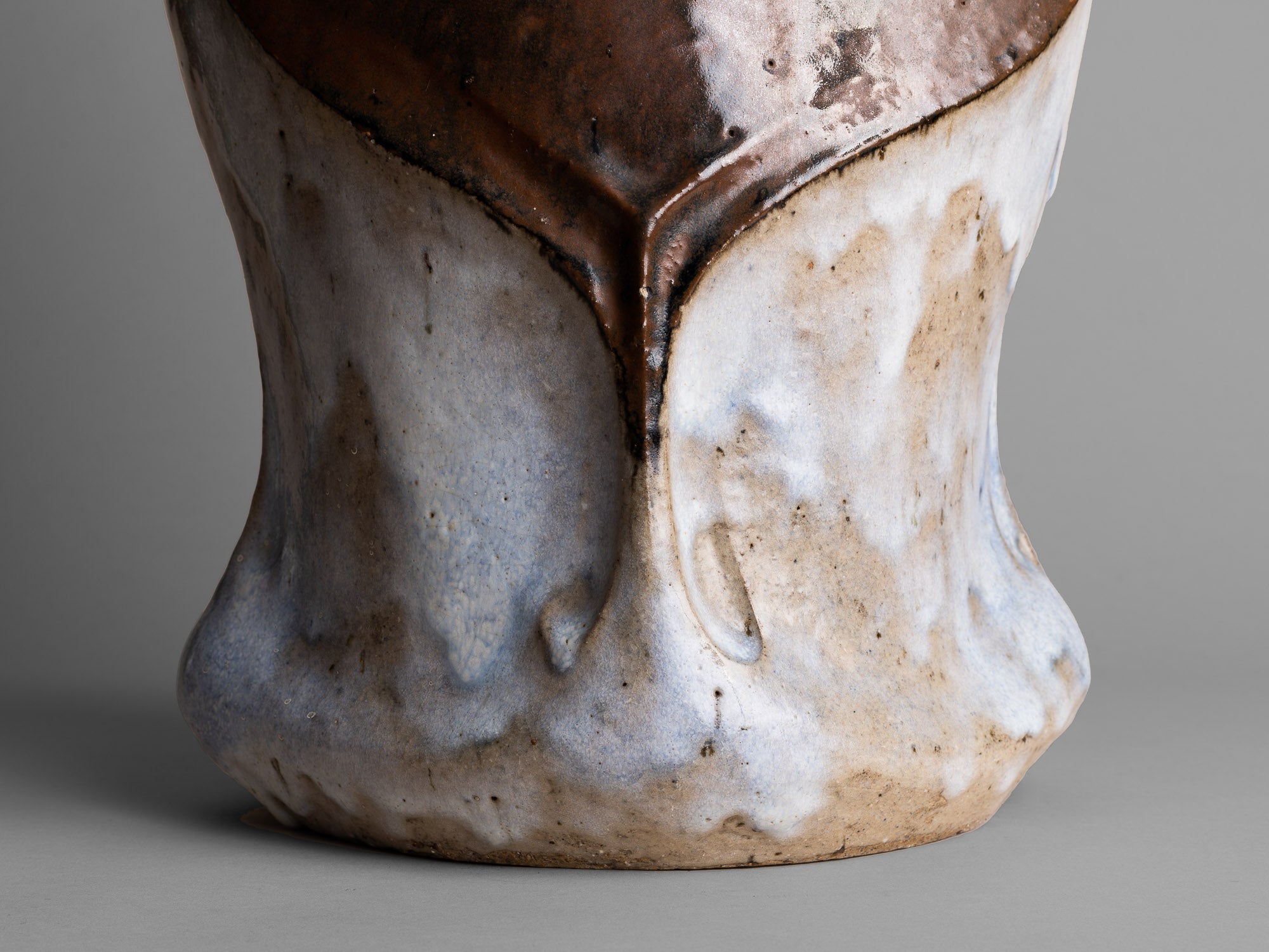 Sculpture biomorphique en grès de François Baumlin, France (1973)..Biomorphic stoneware sculpture by François Baumlin, France (1973)
