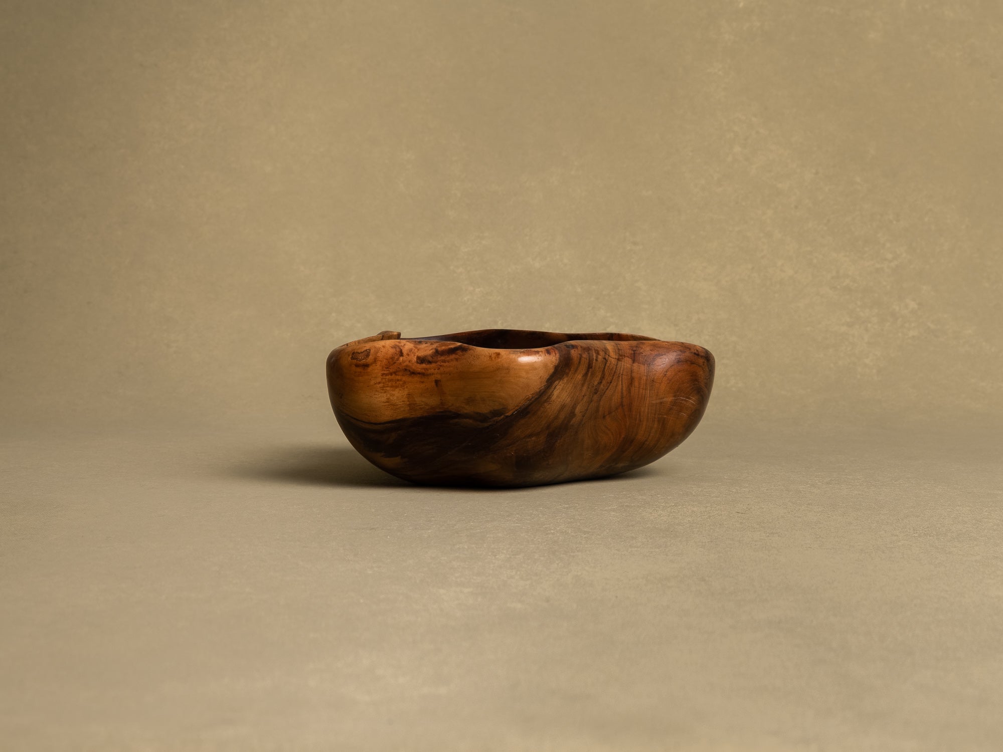 Coupe monoxyle de forme libre en bois d'olivier de l'atelier Falfer, Espagne (vers 1960)..Falfer free form biomorphic wooden olive bowl, Spain (circa 1960)