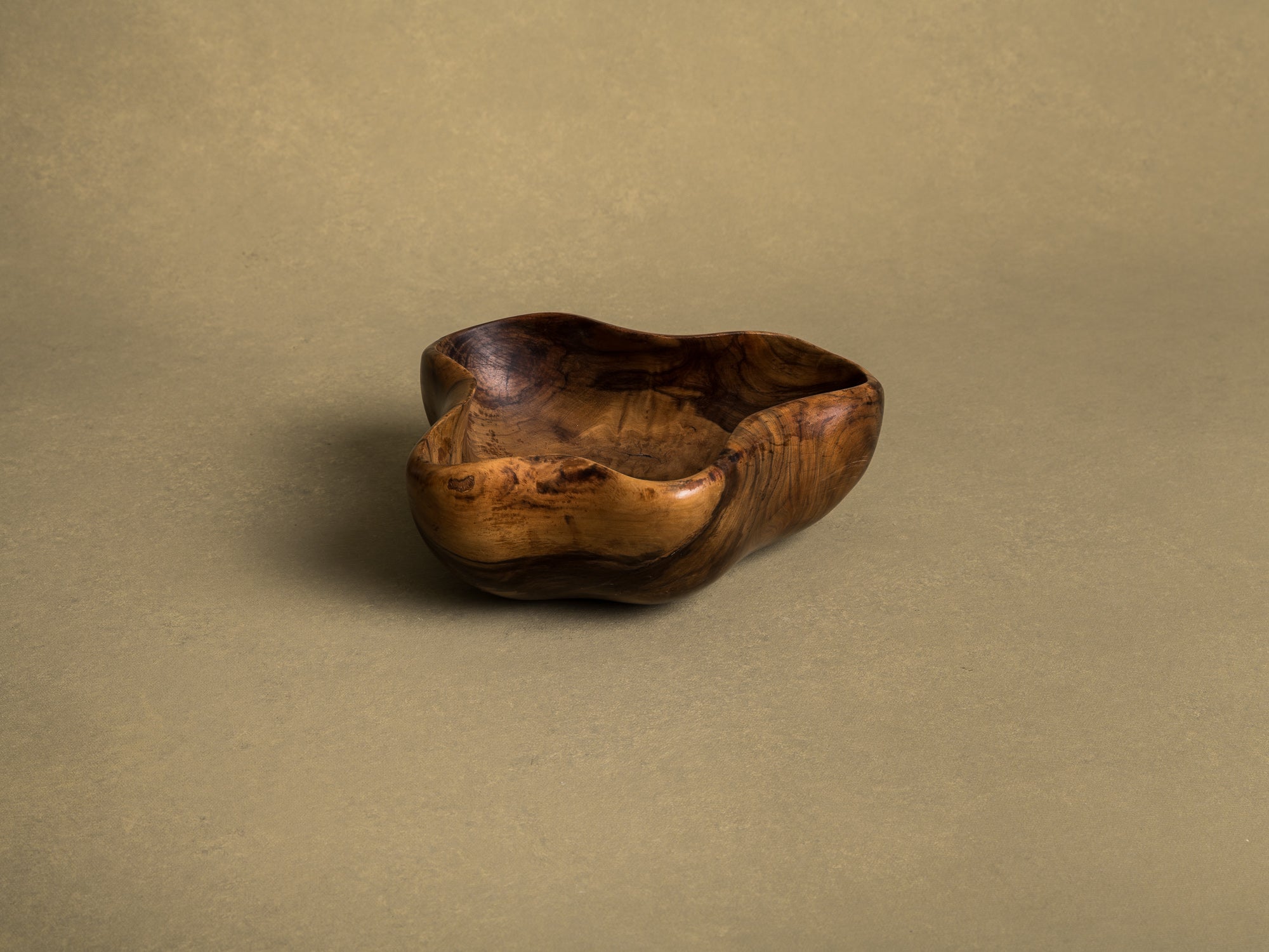 Coupe monoxyle de forme libre en bois d'olivier de l'atelier Falfer, Espagne (vers 1960)..Falfer free form biomorphic wooden olive bowl, Spain (circa 1960)