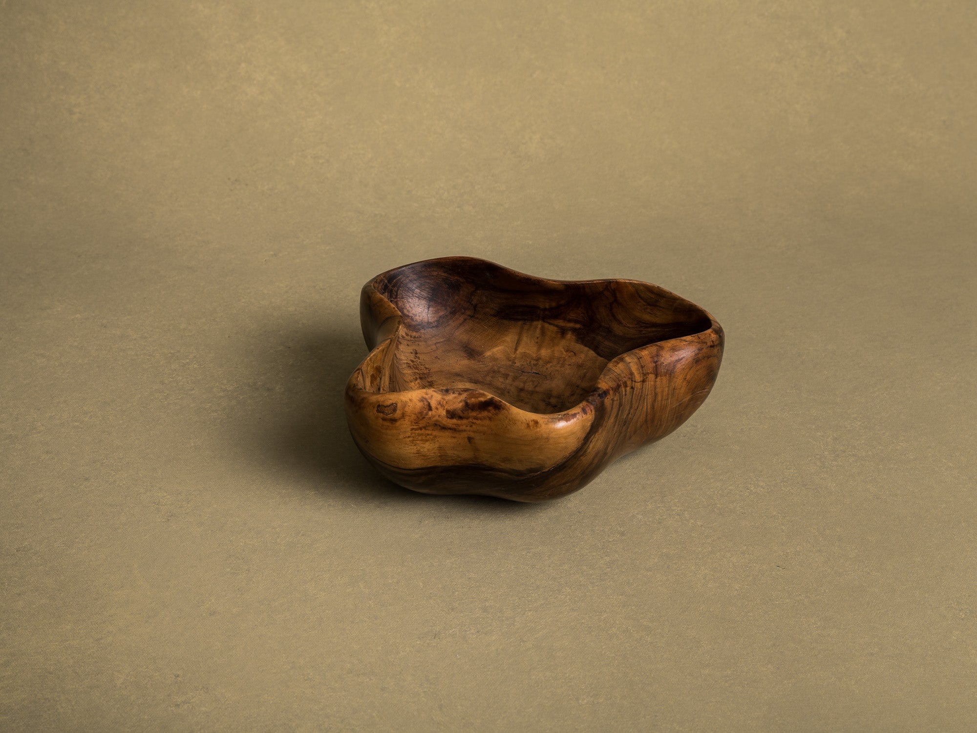 Coupe monoxyle de forme libre en bois d'olivier de l'atelier Falfer, Espagne (vers 1960)..Falfer free form biomorphic wooden olive bowl, Spain (circa 1960)