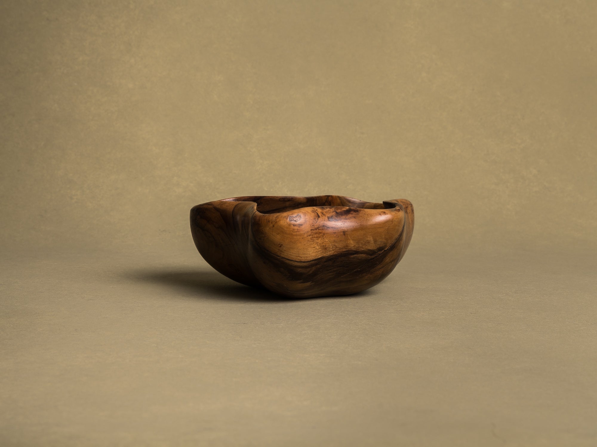 Coupe monoxyle de forme libre en bois d'olivier de l'atelier Falfer, Espagne (vers 1960)..Falfer free form biomorphic wooden olive bowl, Spain (circa 1960)