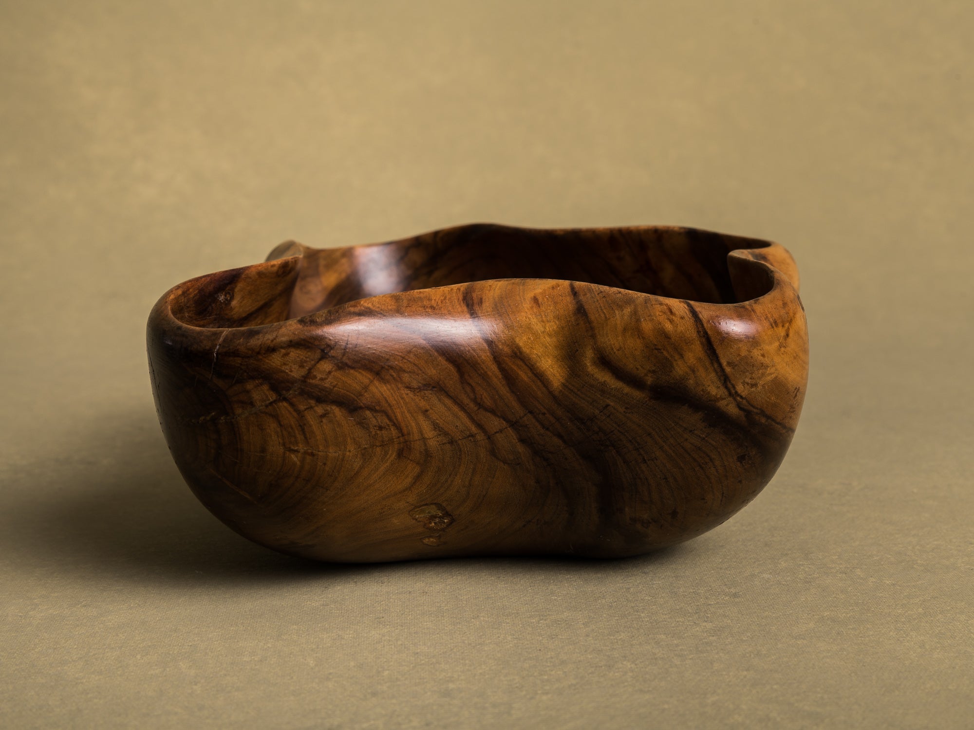 Coupe monoxyle de forme libre en bois d'olivier de l'atelier Falfer, Espagne (vers 1960)..Falfer free form biomorphic wooden olive bowl, Spain (circa 1960)