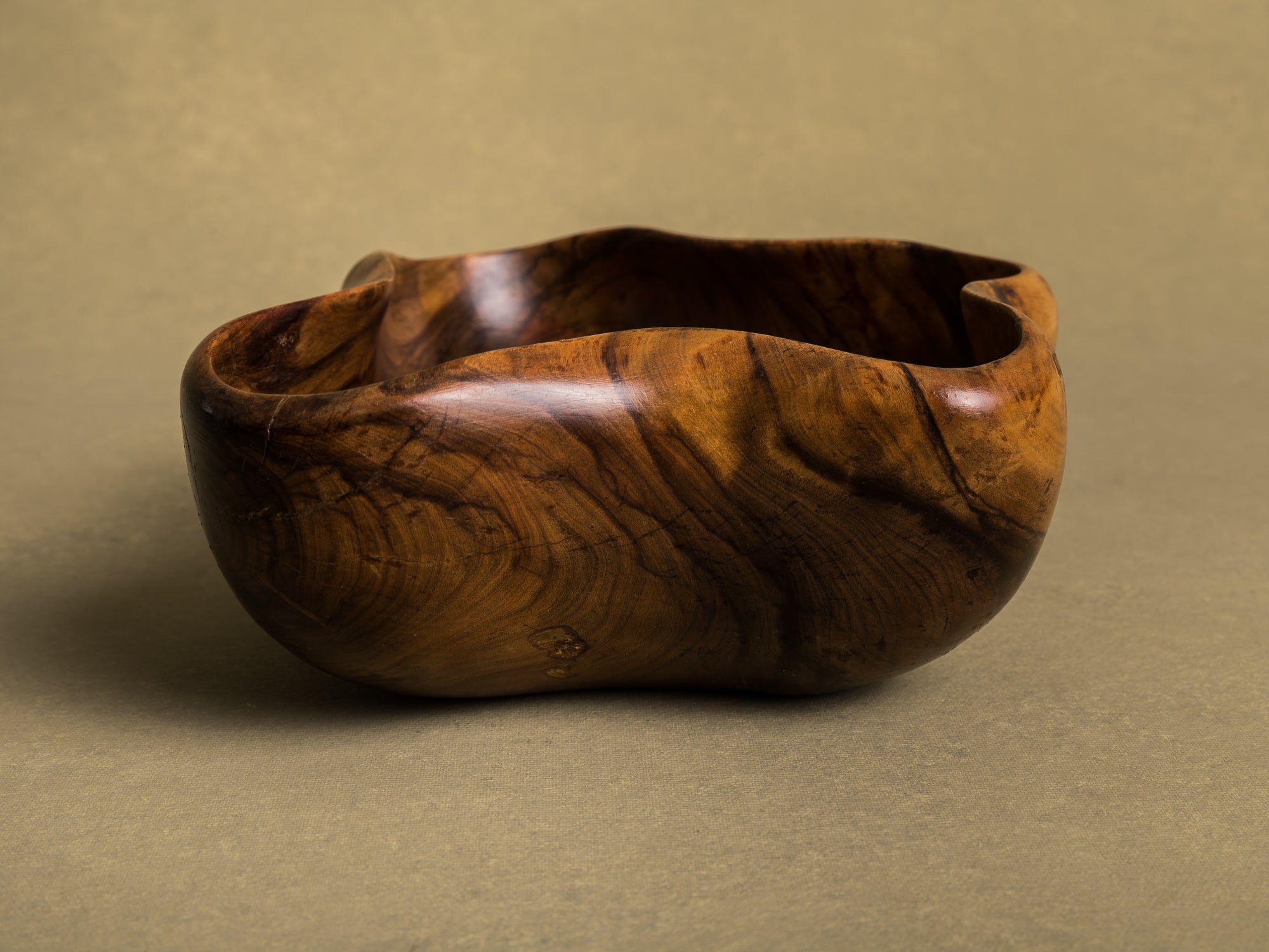 Coupe monoxyle de forme libre en bois d'olivier de l'atelier Falfer, Espagne (vers 1960)..Falfer free form biomorphic wooden olive bowl, Spain (circa 1960)