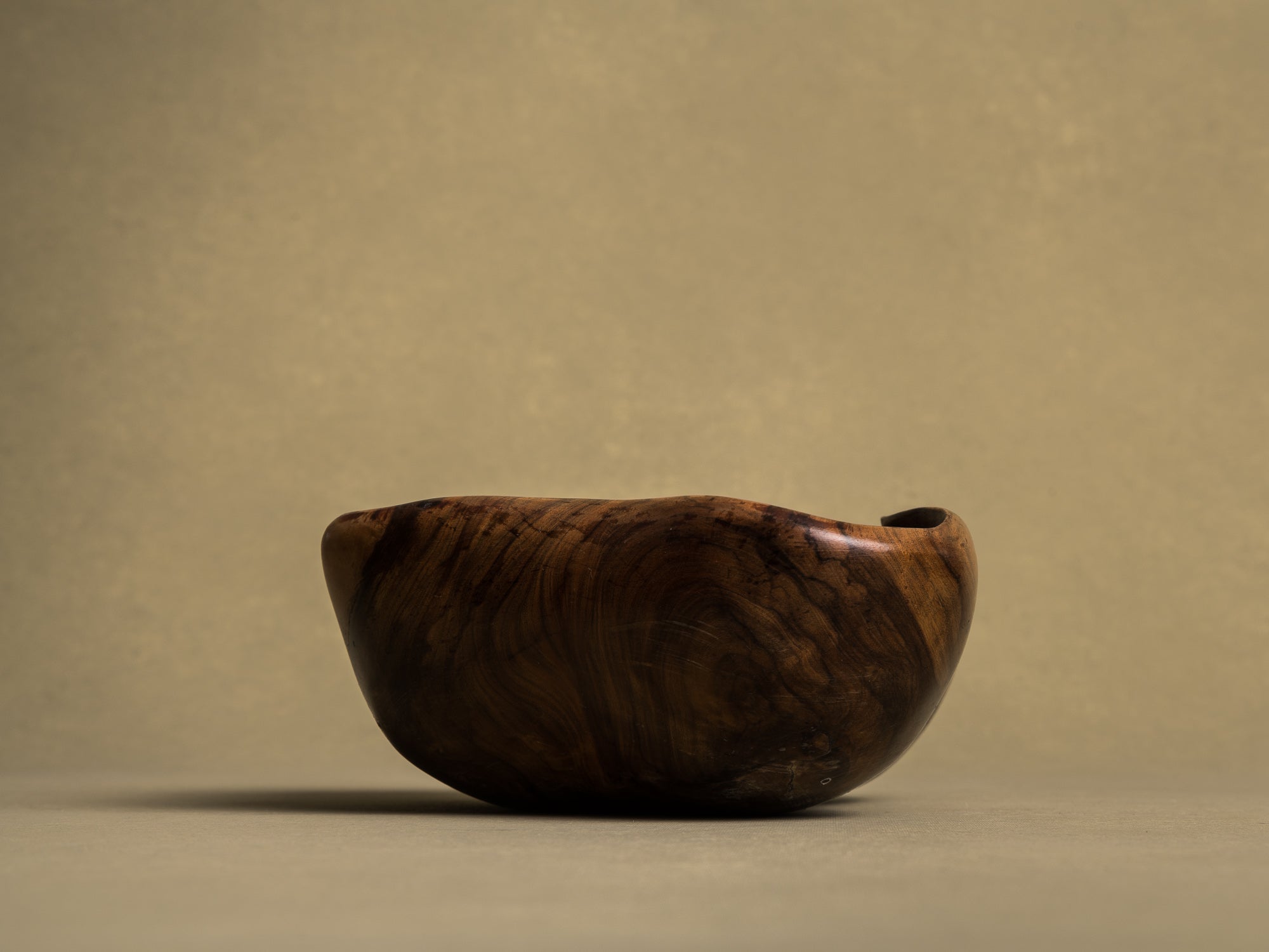 Coupe monoxyle de forme libre en bois d'olivier de l'atelier Falfer, Espagne (vers 1960)..Falfer free form biomorphic wooden olive bowl, Spain (circa 1960)