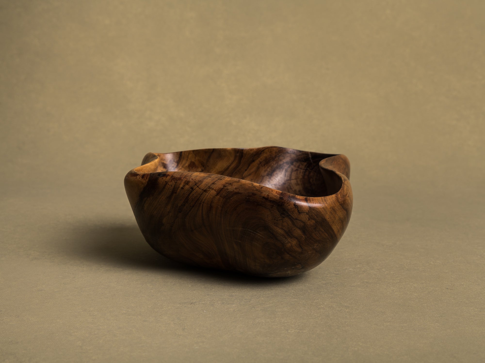 Coupe monoxyle de forme libre en bois d'olivier de l'atelier Falfer, Espagne (vers 1960)..Falfer free form biomorphic wooden olive bowl, Spain (circa 1960)