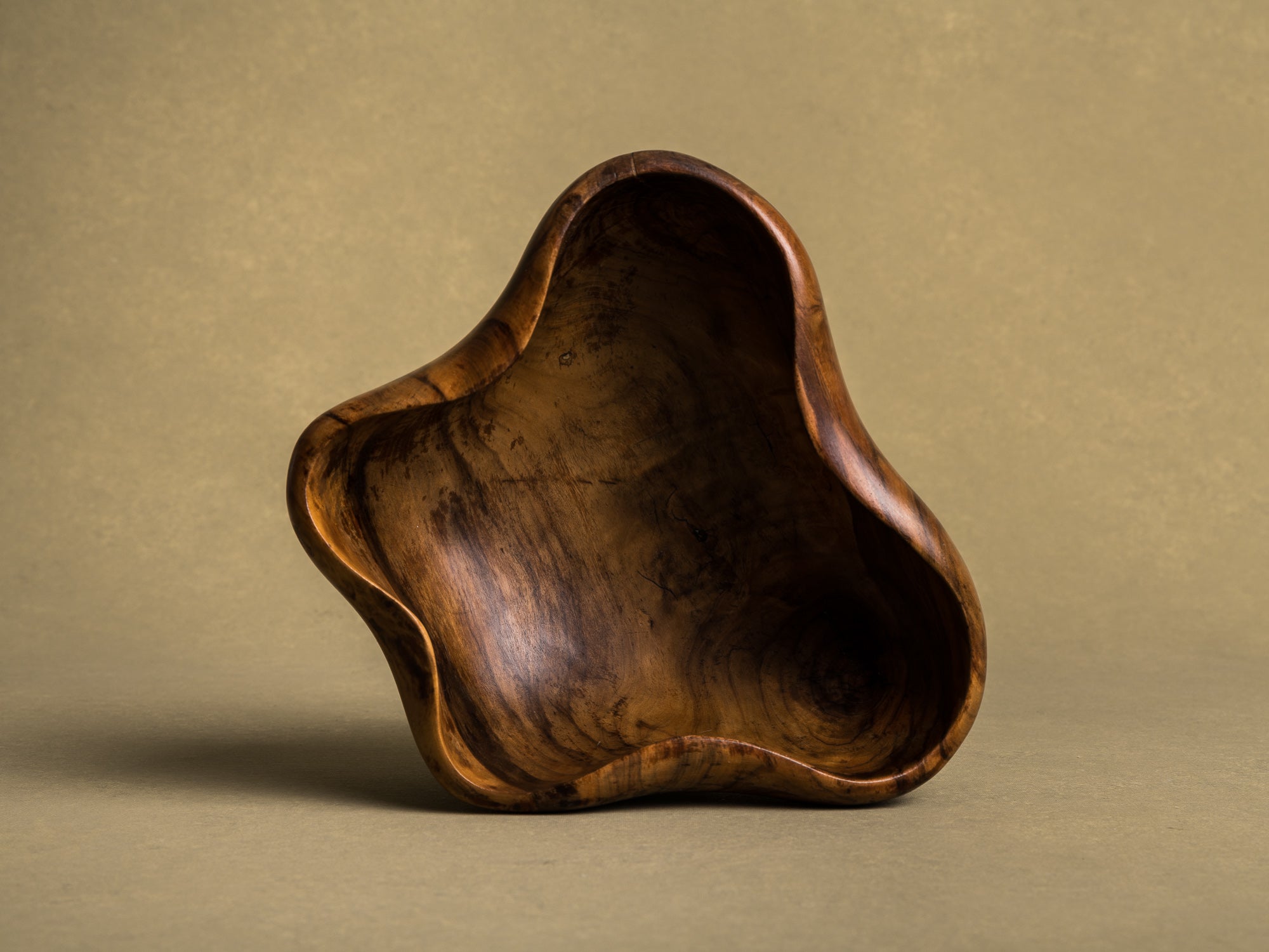 Coupe monoxyle de forme libre en bois d'olivier de l'atelier Falfer, Espagne (vers 1960)..Falfer free form biomorphic wooden olive bowl, Spain (circa 1960)