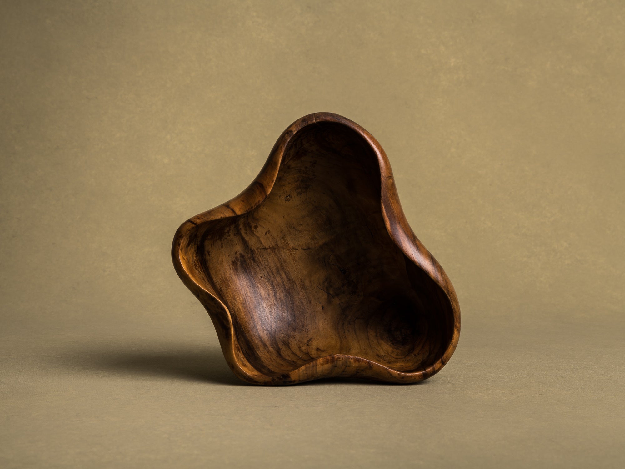 Coupe monoxyle de forme libre en bois d'olivier de l'atelier Falfer, Espagne (vers 1960)..Falfer free form biomorphic wooden olive bowl, Spain (circa 1960)
